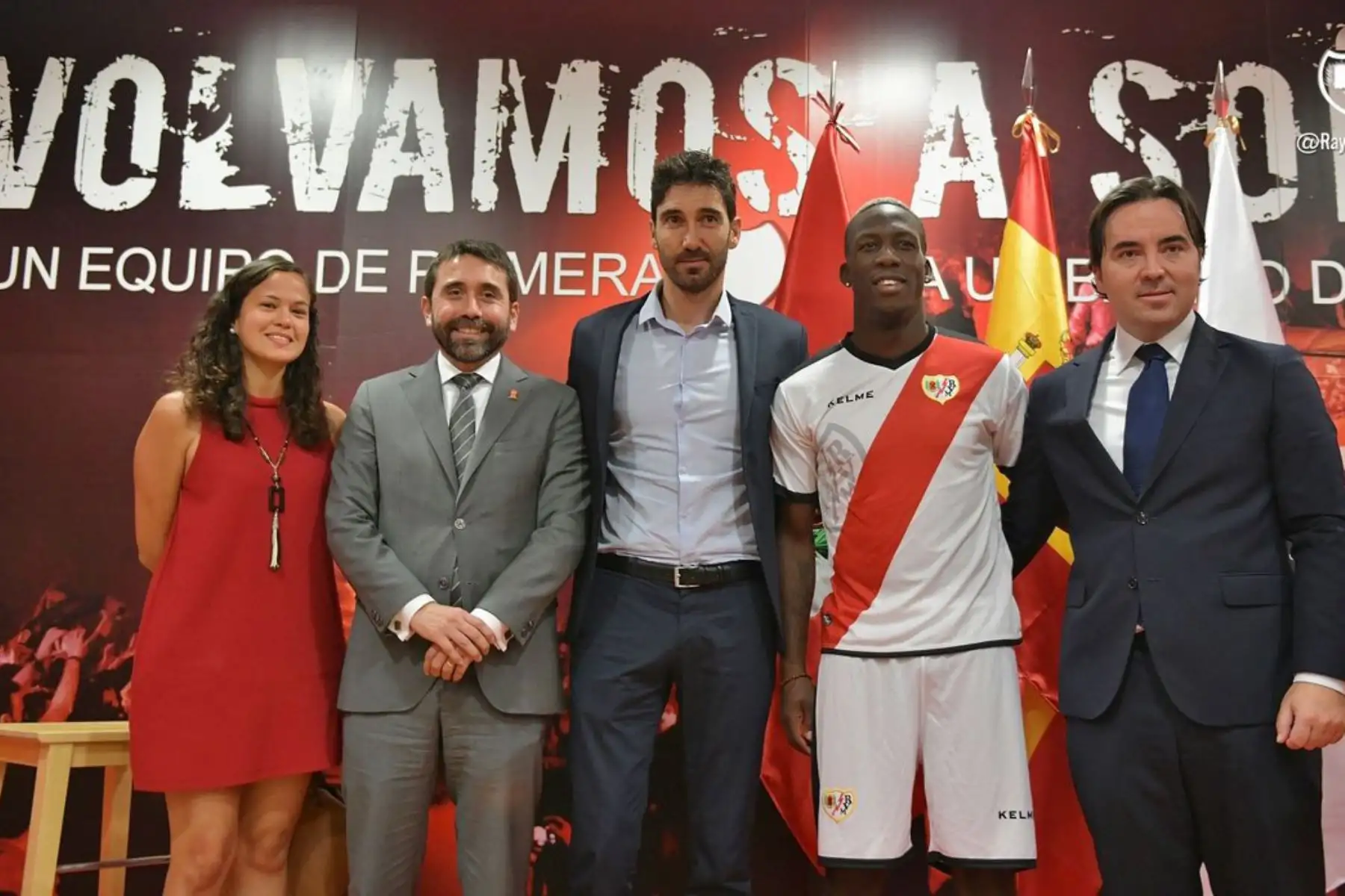 El internacional peruano Luis Advíncula aseguró en su presentación como nuevo jugador de Rayo Vallecano que se "siente como en casa" ya que "la camiseta es parecida a la de Perú". Foto: ANDINA/Twitter Rayo Vallecano