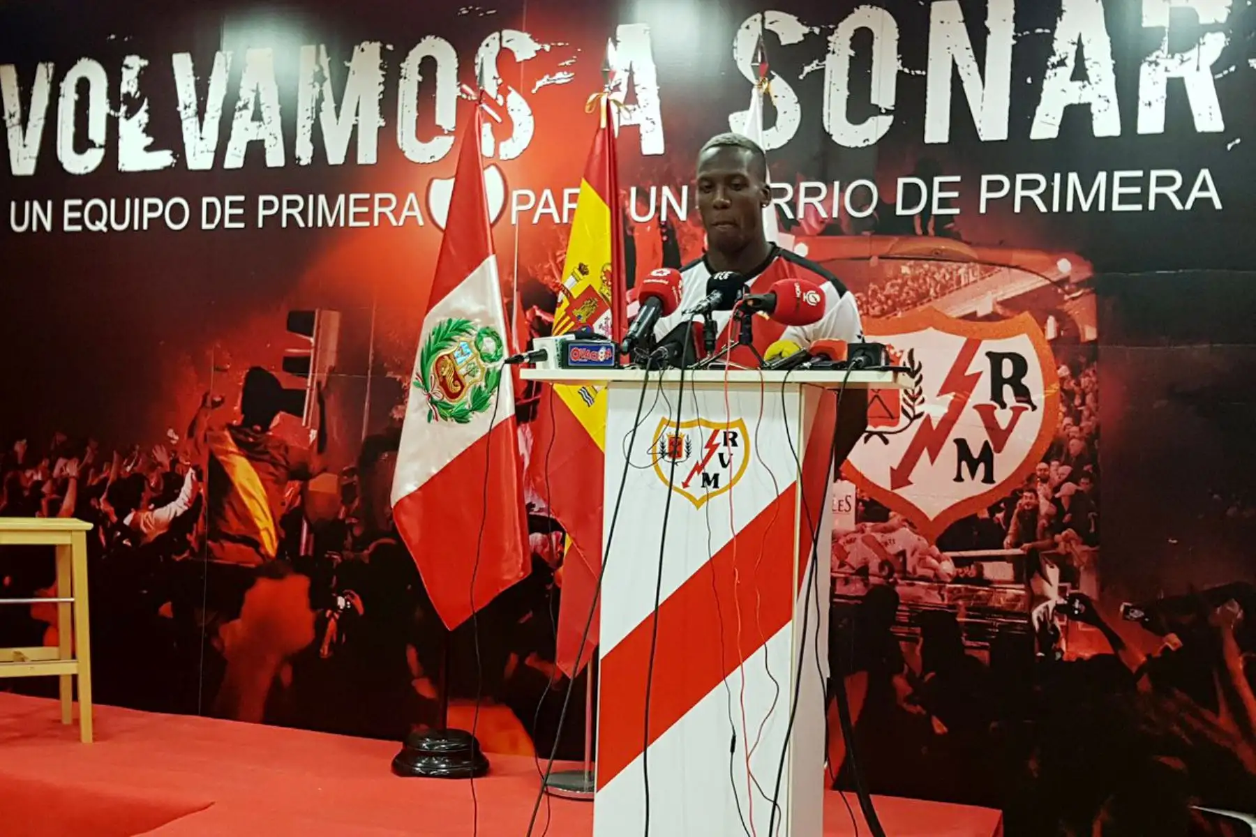 El internacional peruano Luis Advíncula aseguró en su presentación como nuevo jugador de Rayo Vallecano que se "siente como en casa" ya que "la camiseta es parecida a la de Perú". Foto: ANDINA/Twitter Rayo Vallecano