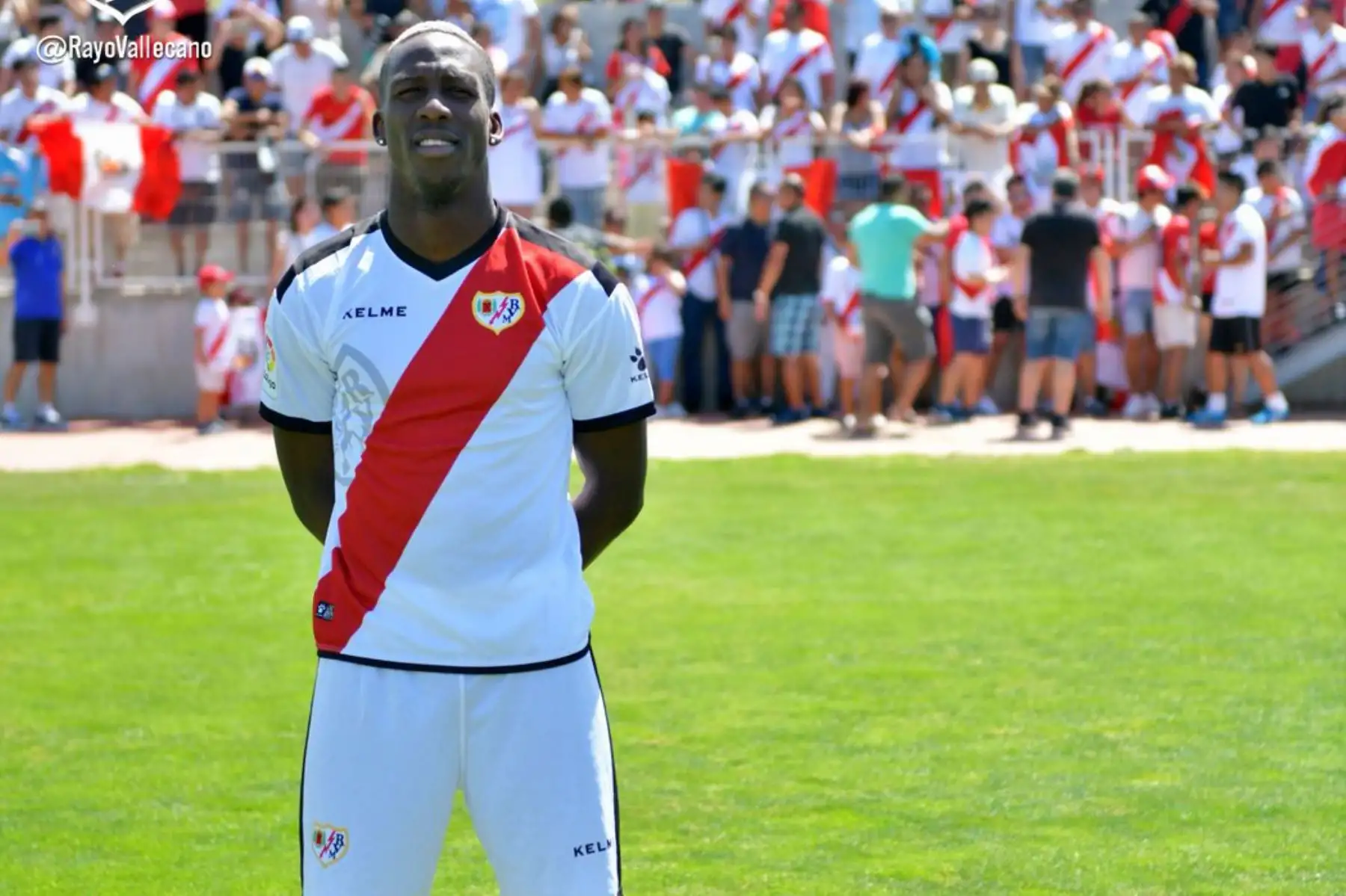 El internacional peruano Luis Advíncula aseguró en su presentación como nuevo jugador de Rayo Vallecano que se "siente como en casa" ya que "la camiseta es parecida a la de Perú". Foto: ANDINA/Twitter Rayo Vallecano