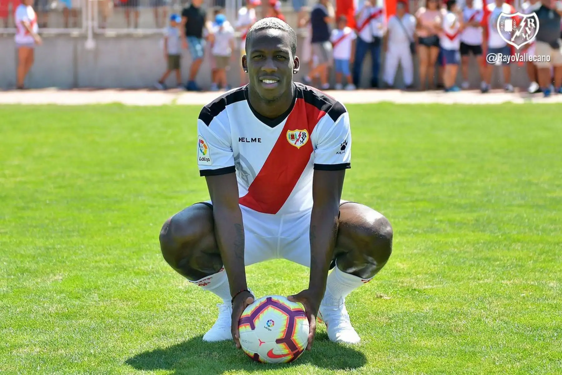 El internacional peruano Luis Advíncula aseguró en su presentación como nuevo jugador de Rayo Vallecano que se "siente como en casa" ya que "la camiseta es parecida a la de Perú". Foto: ANDINA/Twitter Rayo Vallecano