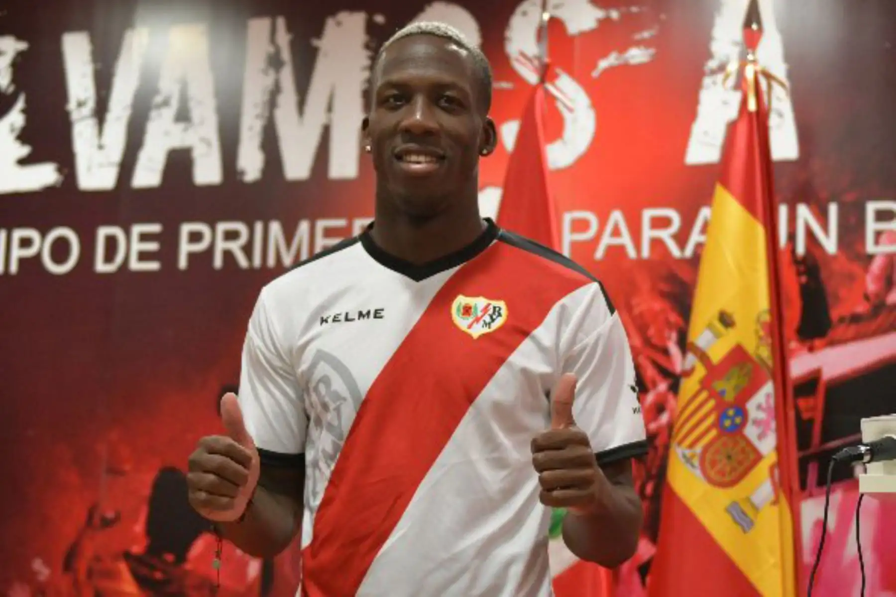 El internacional peruano Luis Advíncula aseguró en su presentación como nuevo jugador de Rayo Vallecano que se "siente como en casa" ya que "la camiseta es parecida a la de Perú". Foto: ANDINA/Twitter Rayo Vallecano