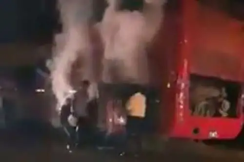Pasajeros de bus salvan de morir en Tarma por amago de incendio en vehículo.