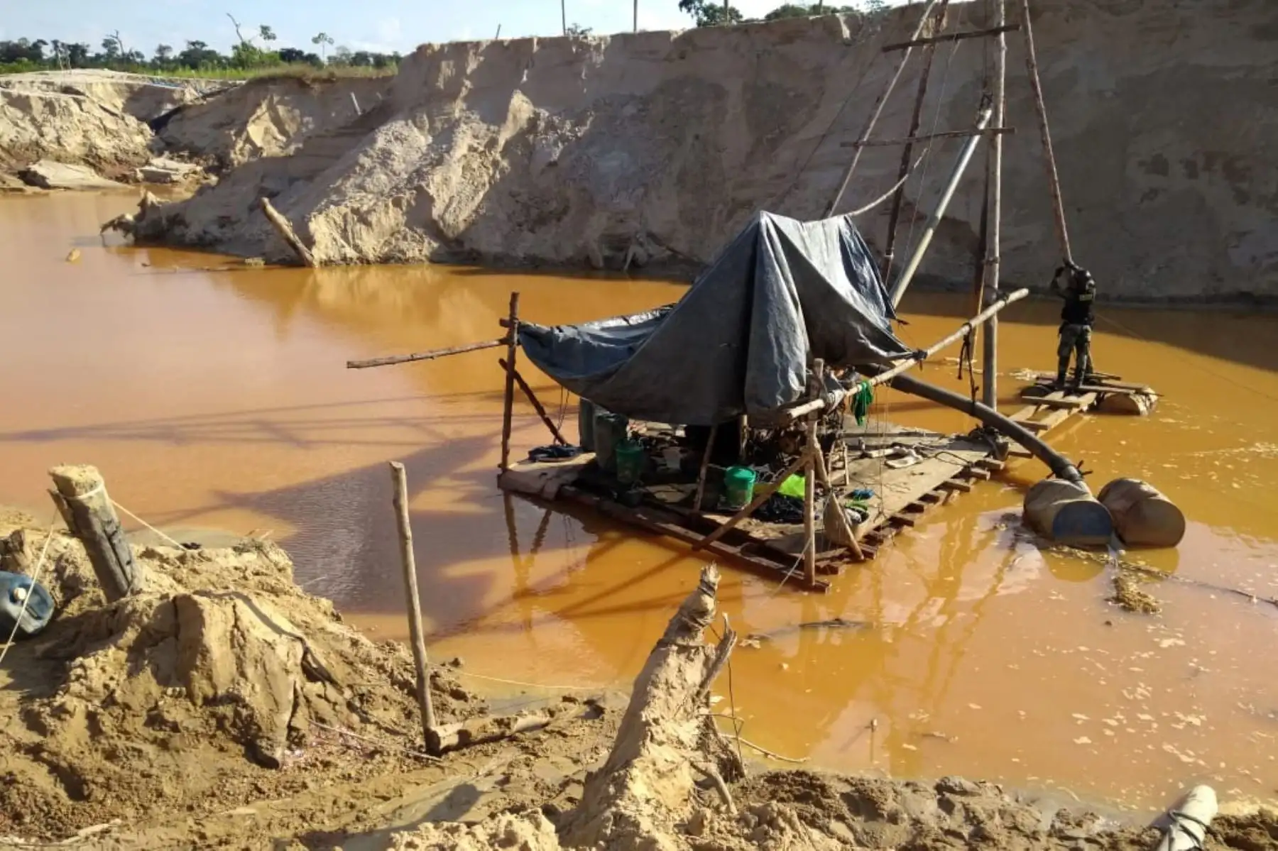 La Policía Nacional del Perú (PNP) realizó un operativo de interdicción contra la minería ilegal en la zona denominada La Pampa, a la altura del Km 104 de la carretera Interoceánica Sur en el distrito de Inambari, región Madre de Dios. Foto: ANDINA/Mininter
