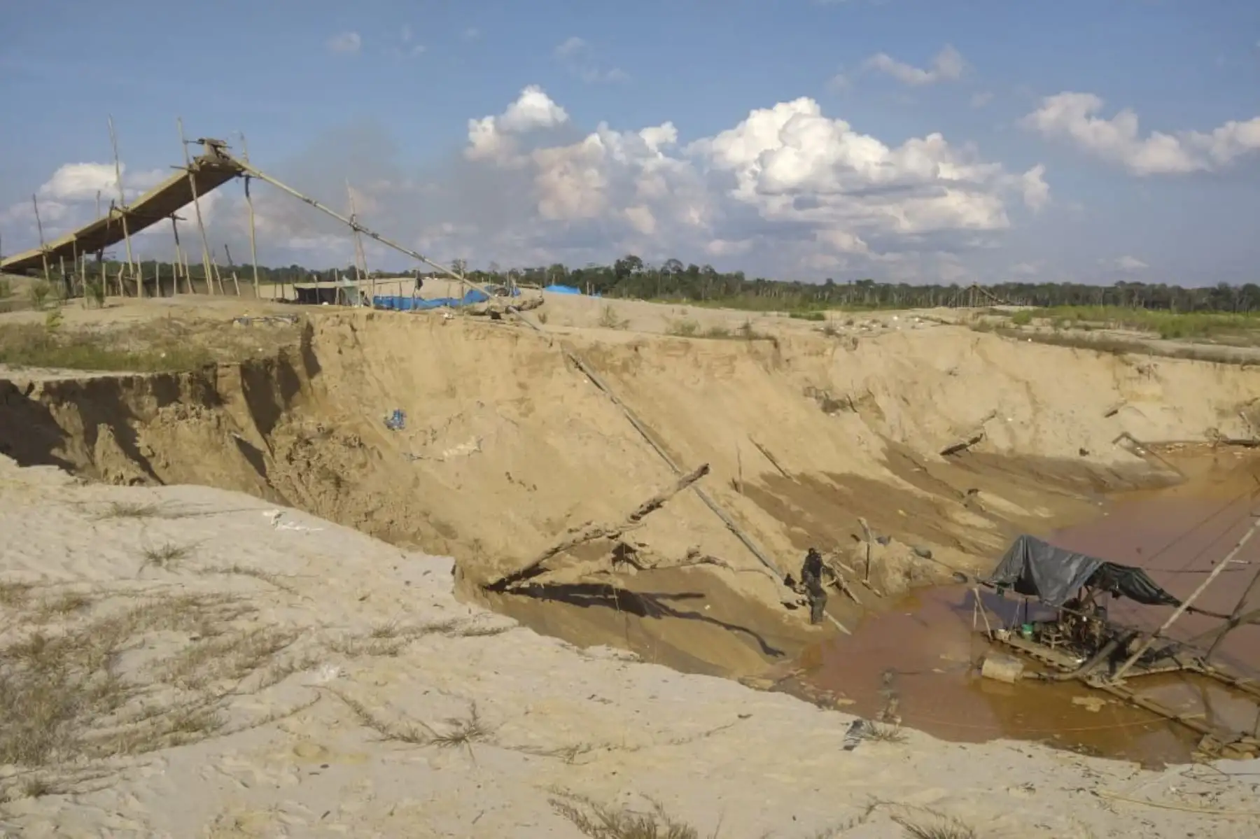 La Policía Nacional del Perú (PNP) realizó un operativo de interdicción contra la minería ilegal en la zona denominada La Pampa, a la altura del Km 104 de la carretera Interoceánica Sur en el distrito de Inambari, región Madre de Dios. Foto: ANDINA/Mininter