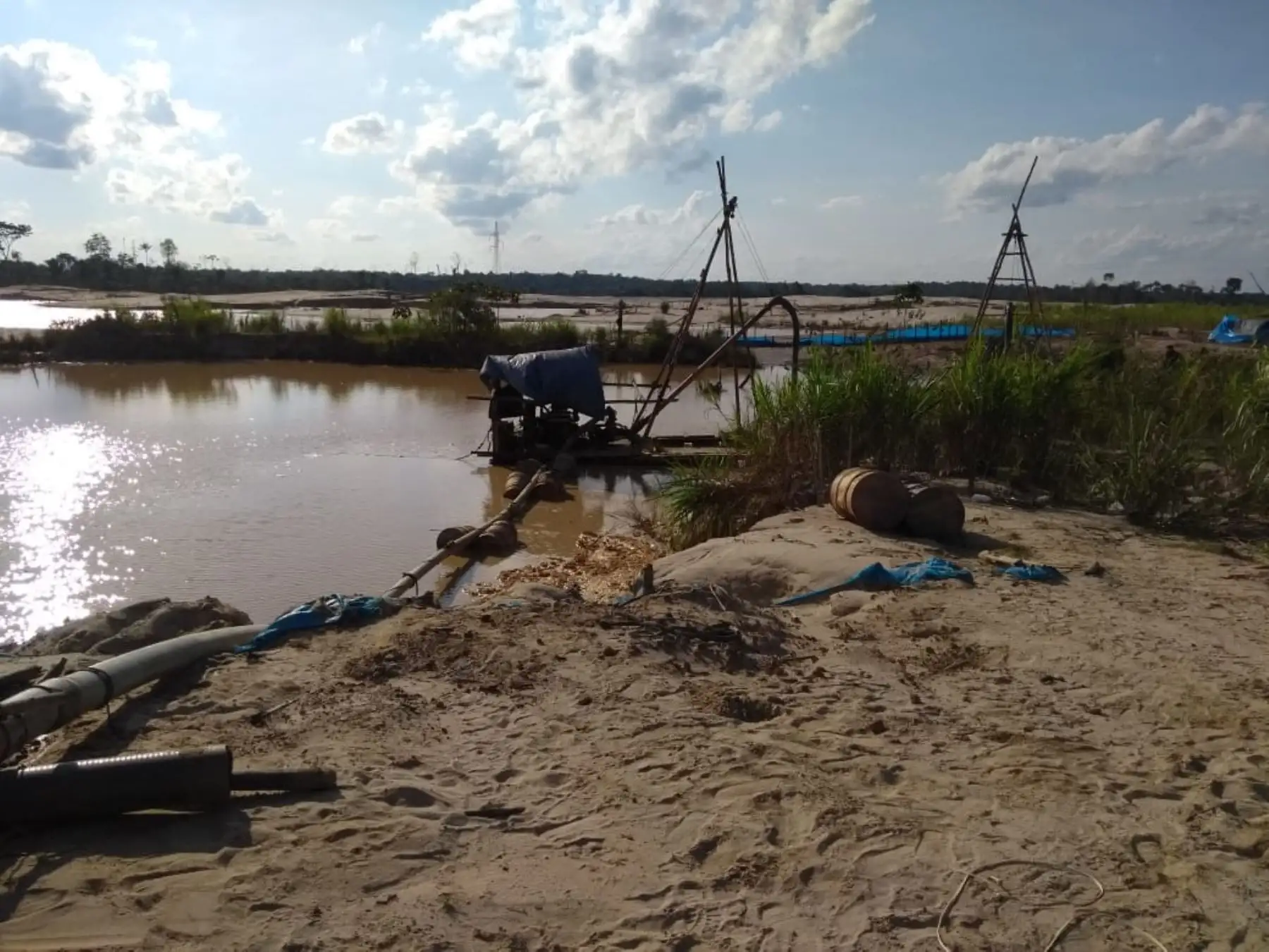 La Policía Nacional del Perú (PNP) realizó un operativo de interdicción contra la minería ilegal en la zona denominada La Pampa, a la altura del Km 104 de la carretera Interoceánica Sur en el distrito de Inambari, región Madre de Dios. Foto: ANDINA/Mininter