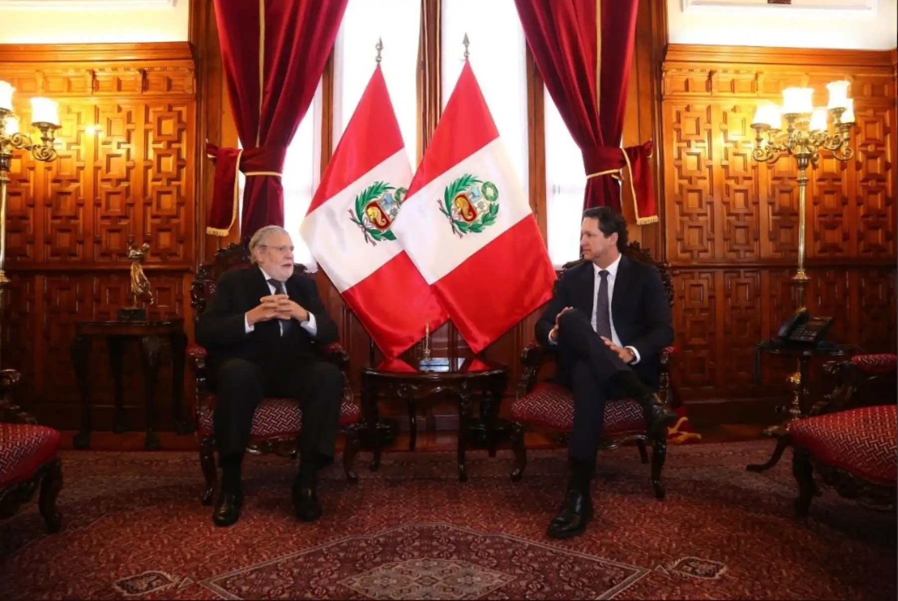 Presidente del Congreso, Daniel Salaverry, dialoga con el presidente el Tribunal Constitucional, Ernesto Blume.