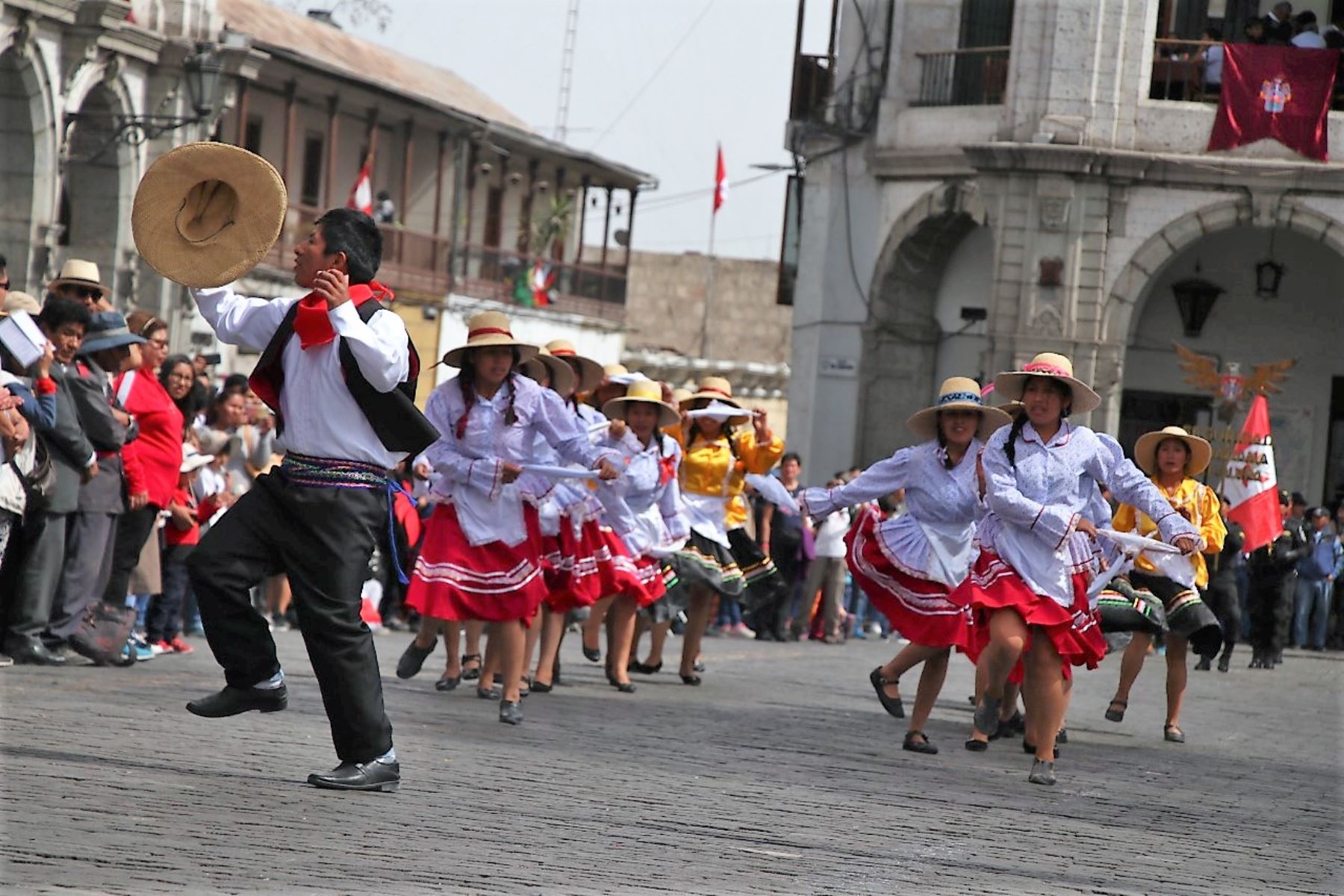 Con desfile y paseo de la bandera Arequipa inicia actividades por aniversario de la ciudad. ANDINA