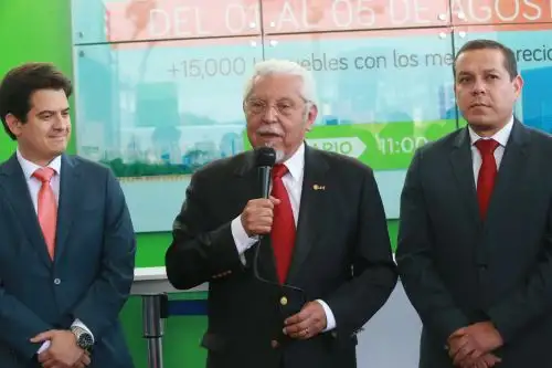 Ministro de Vivienda y Construcción, Javier Piqué del Pozo (al centro). ANDINA/Jhony Laurente