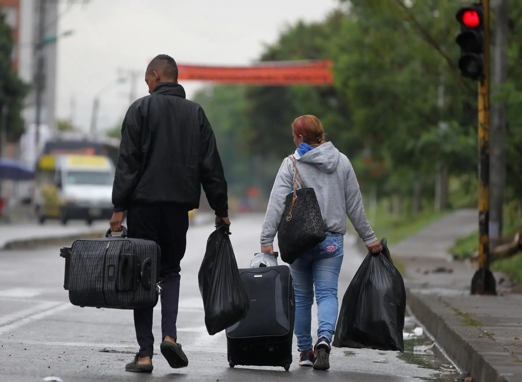 Ciudadanos venezolanos caminan hacia el terminal de buses que los llevara a Perú. EFE