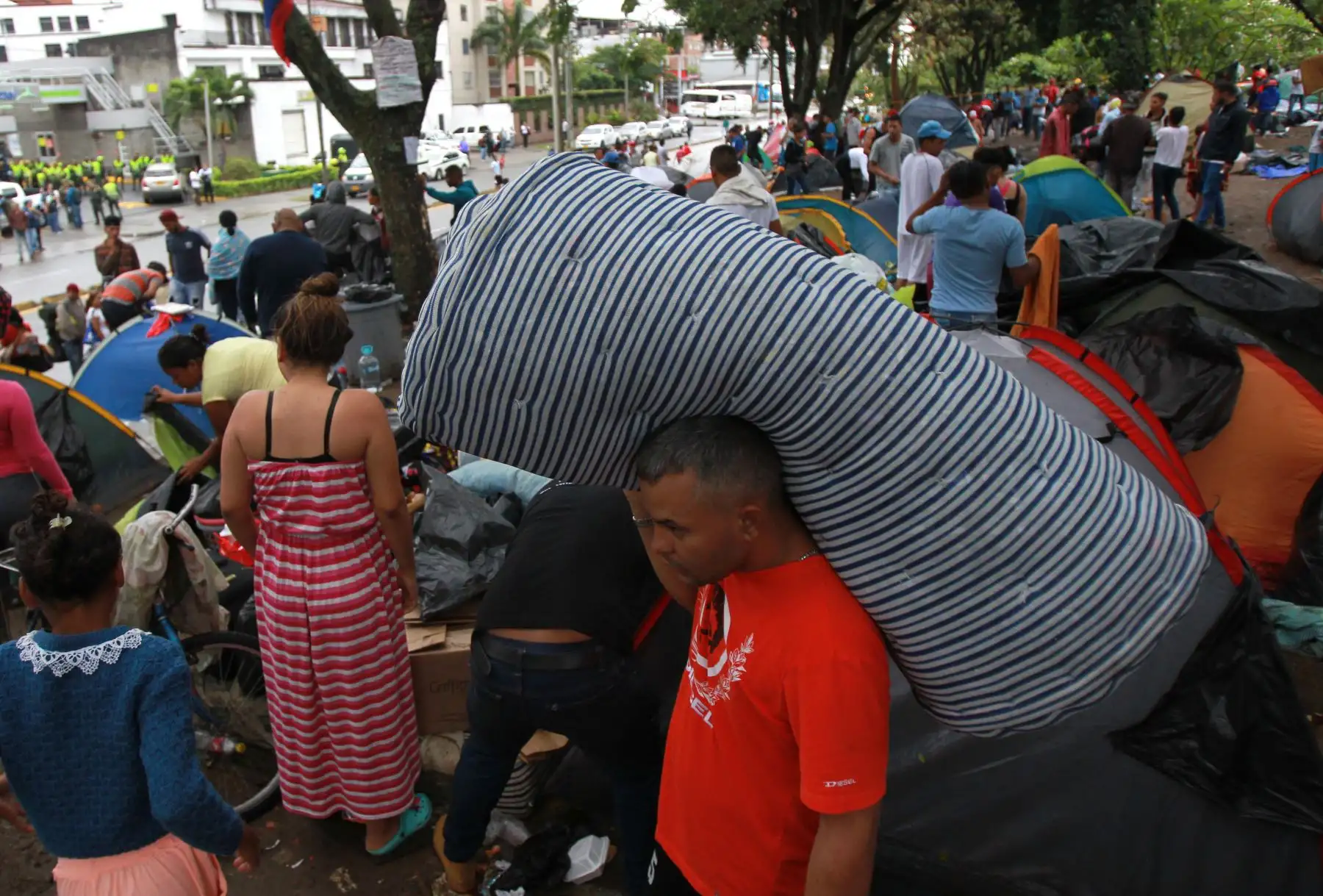 Personas venezolanas esperan hoy, durante una jornada en la que la alcaldía de Cali hace un proceso de caracterización de 400 ciudadanos venezolanos que se encuentran en un lote aledaño a la terminal de transportes de Cali (Colombia), donde pernoctan en carpas desde hace varias semanas. De esta manera las autoridades buscan identificar las personas que desean seguir hacia Ecuador y Perú para lo cual la OIM (Organización internacional para las migraciones) financia unos buses que los llevan a estos países y