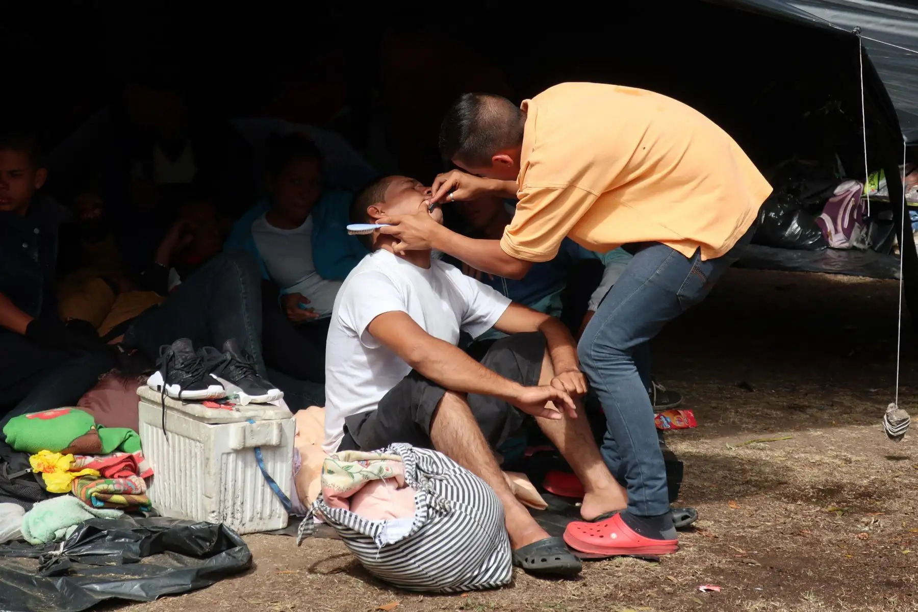 Inmigrantes venezolanos acampan frente a la terminal de autobuses de Carcelén, un barrio del norte de Quito, es el refugio temporal de cientos de venezolanos que llegan cada dÌa con lo puesto y la esperanza de poder viajar al vecino Perú. EFE