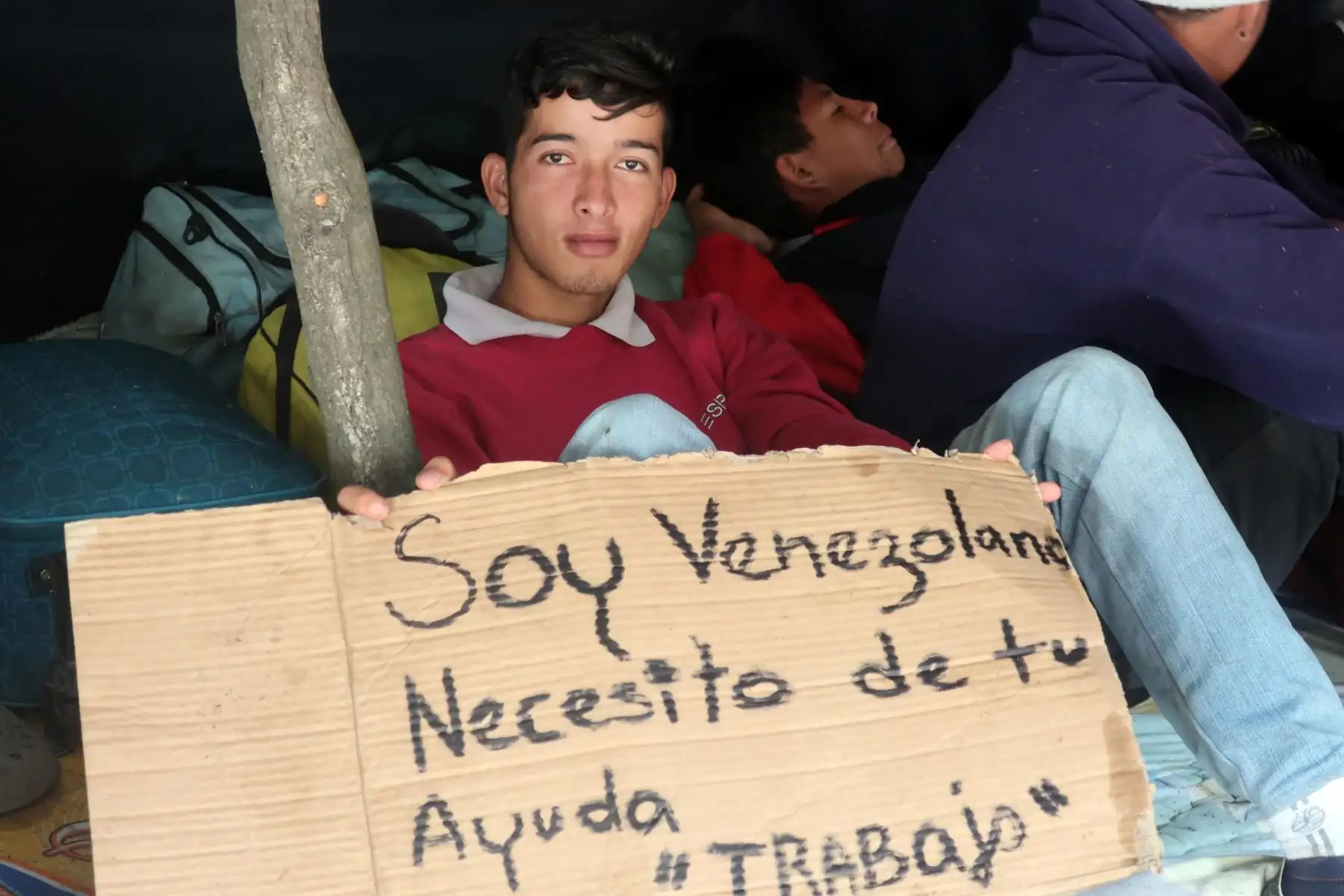 Inmigrantes venezolanos acampan frente a la terminal de autobuses de Carcelén, un barrio del norte de Quito, es el refugio temporal de cientos de venezolanos que llegan cada dÌa con lo puesto y la esperanza de poder viajar al vecino Perú. EFE