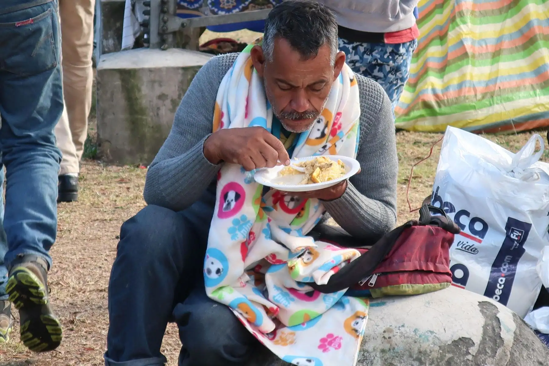 Inmigrantes venezolanos acampan frente a la terminal de autobuses de Carcelén, un barrio del norte de Quito, es el refugio temporal de cientos de venezolanos que llegan cada dÌa con lo puesto y la esperanza de poder viajar al vecino Perú. EFE