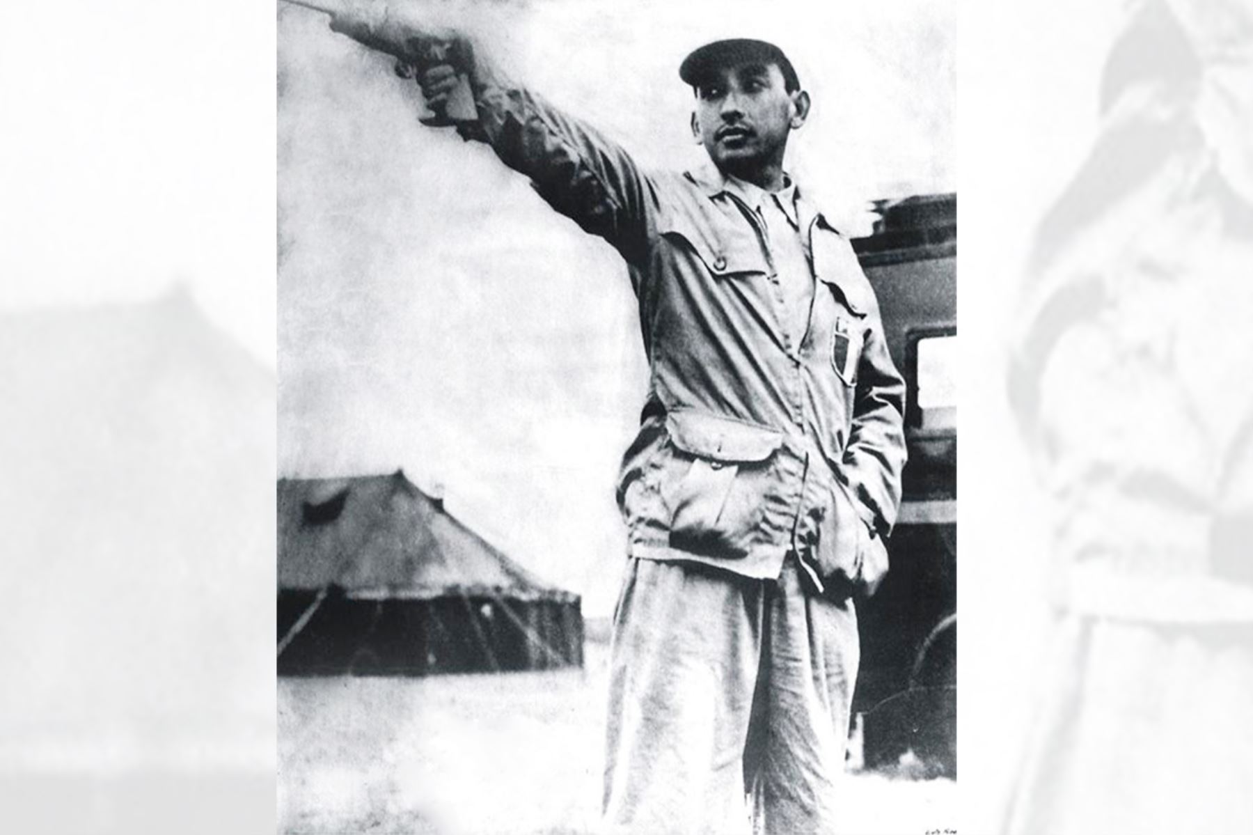 Edwin Vásquez en Bisley Camp, cuando ha disparado su última bala y aún queda su arma en alto, a la espera de la victoria en los Juegos Olímpicos de Londres 1948 ( Londres - 2 agosto 1948) Foto: INP / La Crónica