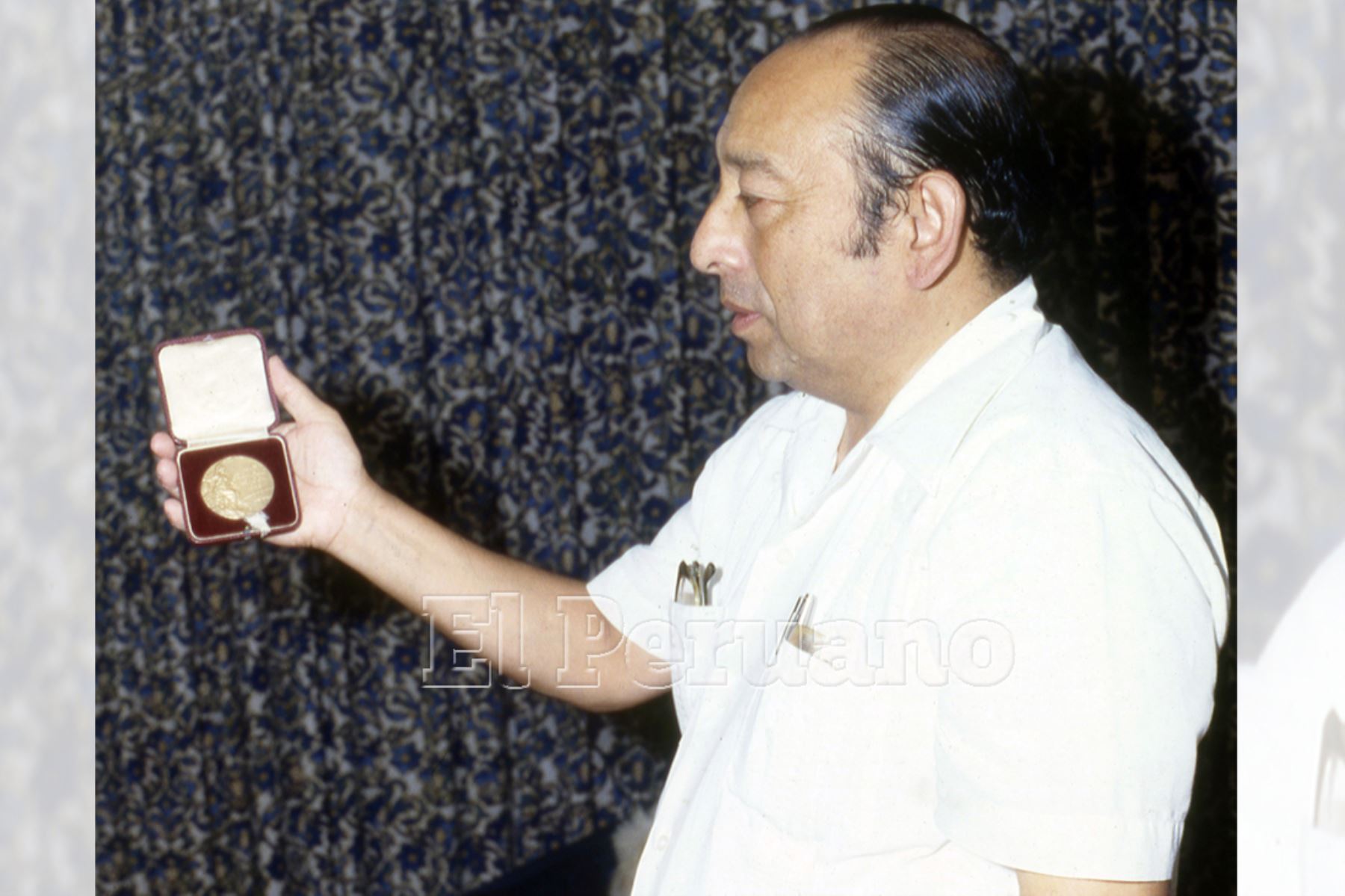 El campeón olímpico de tiro Edwin Vásquez muestra la medalla de oro que ganó en Londres 1948  (Lima - 16 febrero 1980). Foto: Archivo Histórico de EL PERUANO