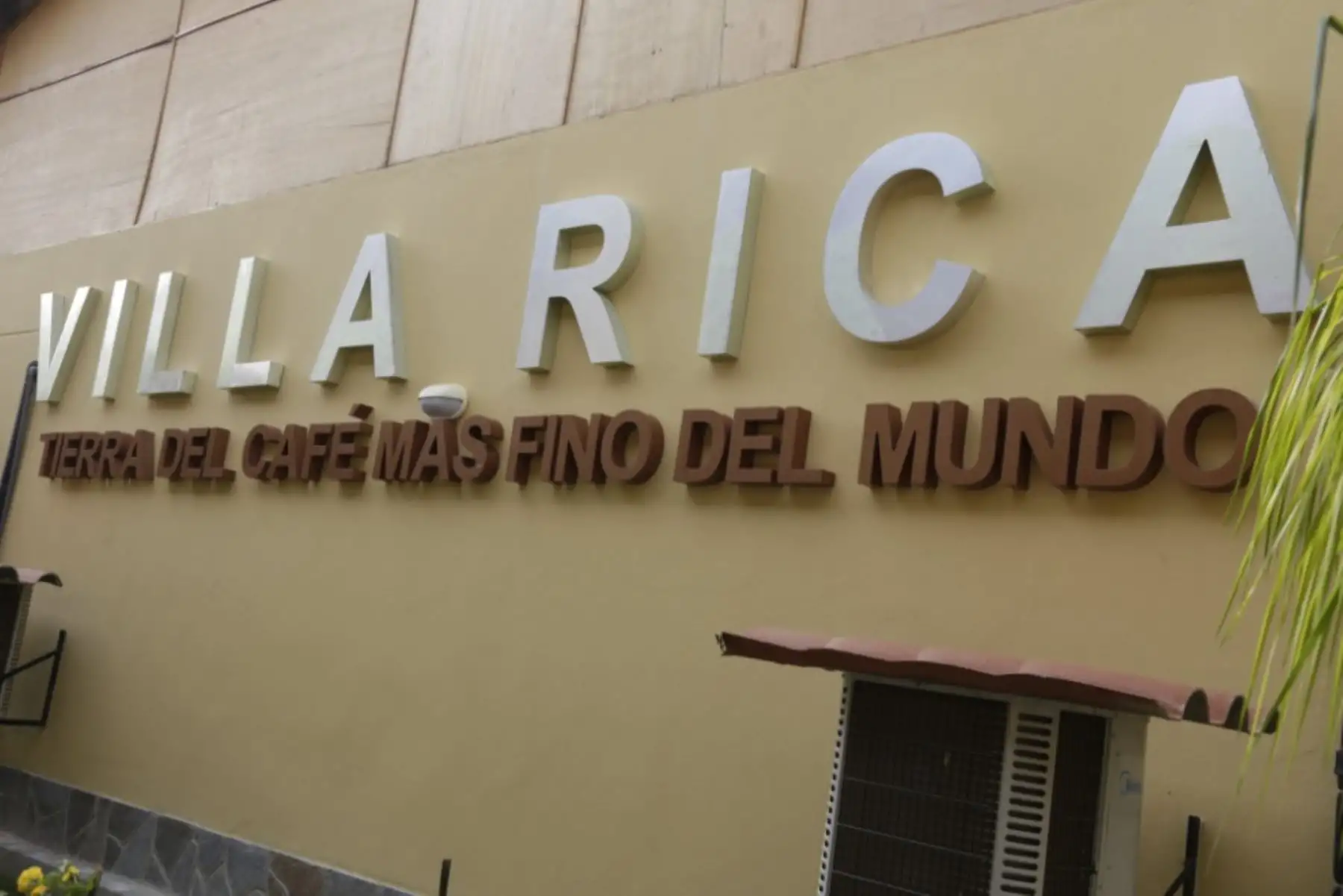 La nueva infraestructura turística que acompaña a la Ruta del Café en el distrito de Villa Rica, inaugurada hoy por el presidente de la República Martín Vizcarra, potenciará la oferta de servicios turísticos de la región Pasco y de la selva central, además de proporcionar un mejor conocimiento del cultivo bandera del Perú y uno de los de mayor calidad en el mundo.