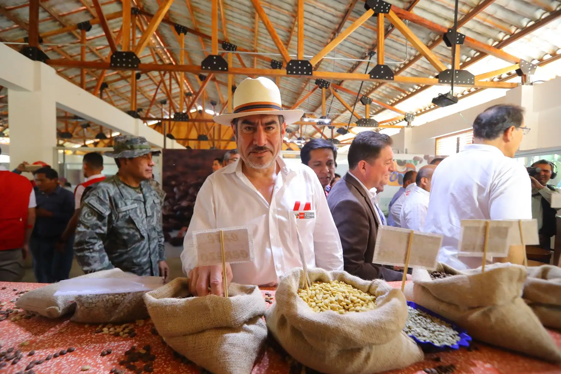 El titular del Mincetur, Roger Valencia, participa en la entrega de proyectos de Mejoramiento de los servicios turísticos de la Ruta del Café en el distrito de Villa Rica. Esta iniciativa fortalecerá la Ruta del Café y se espera atraer a 300 mil turistas entre nacionales y extranjeros. Foto: ANDINA/Prensa Presidencia