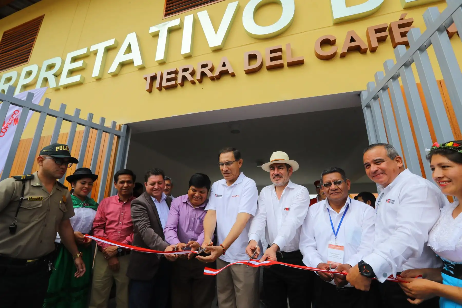 El presidente de la República,Martin Vizcarra, realiza entrega de proyectos de Mejoramiento de los servicios turísticos de la Ruta del Café en el distrito de Villa Rica. Esta iniciativa fortalecerá la Ruta del Café y se espera atraer a 300 mil turistas entre nacionales y extranjeros. Foto: ANDINA/Prensa Presidencia