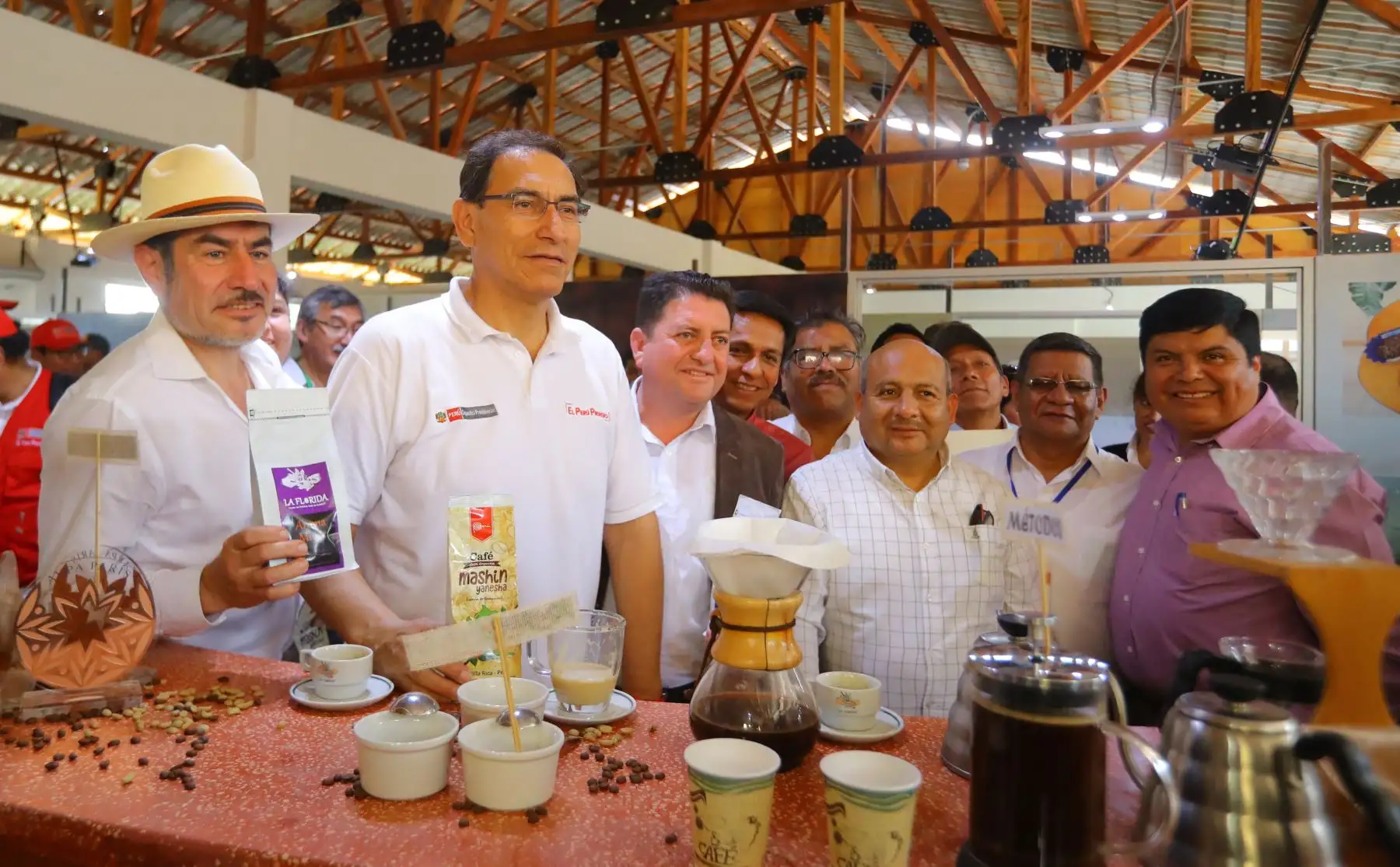 El presidente de la República,Martin Vizcarra, realiza entrega de proyectos de Mejoramiento de los servicios turísticos de la Ruta del Café en el distrito de Villa Rica. Esta iniciativa fortalecerá la Ruta del Café y se espera atraer a 300 mil turistas entre nacionales y extranjeros. Foto: ANDINA/Prensa Presidencia