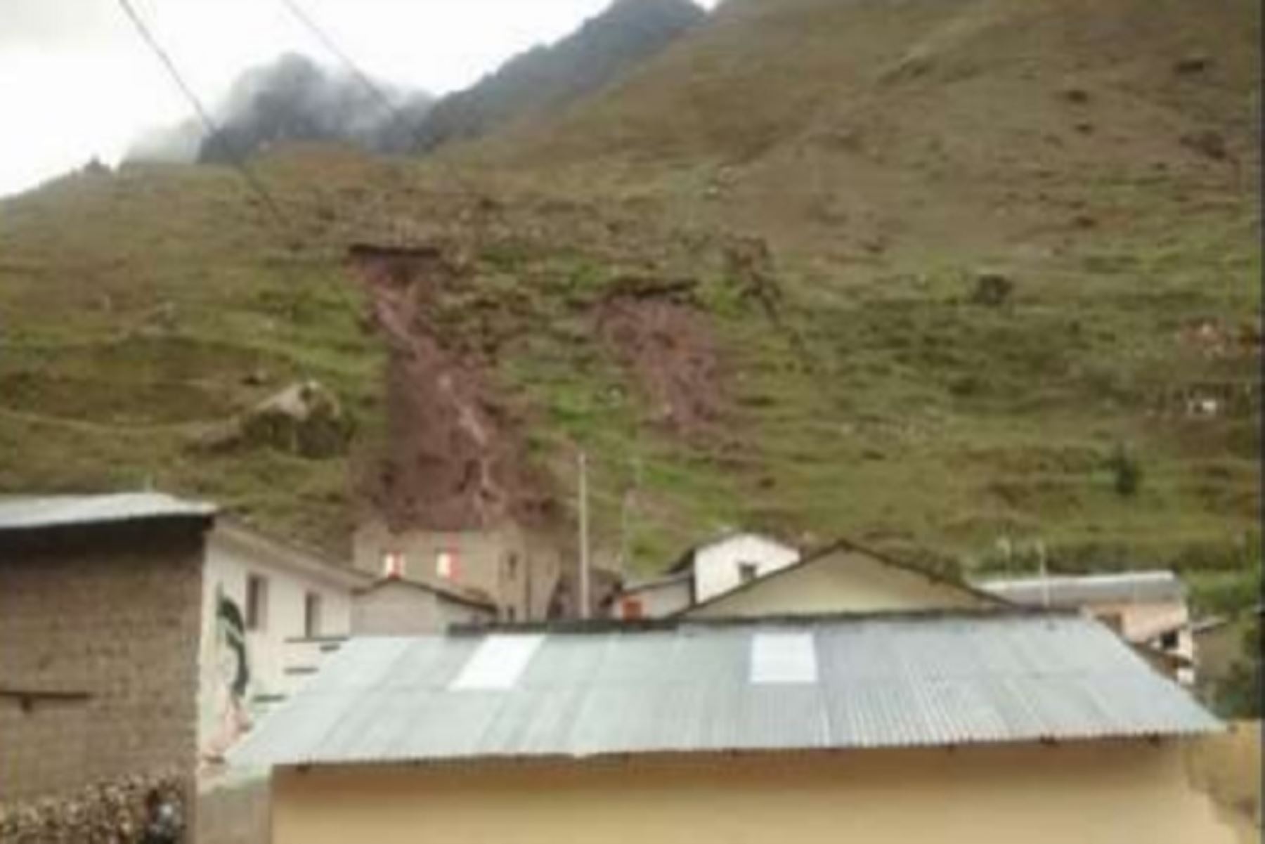 Gore Cusco e Indeci inspeccionan deslizamiento del cerro Palccaypacjata