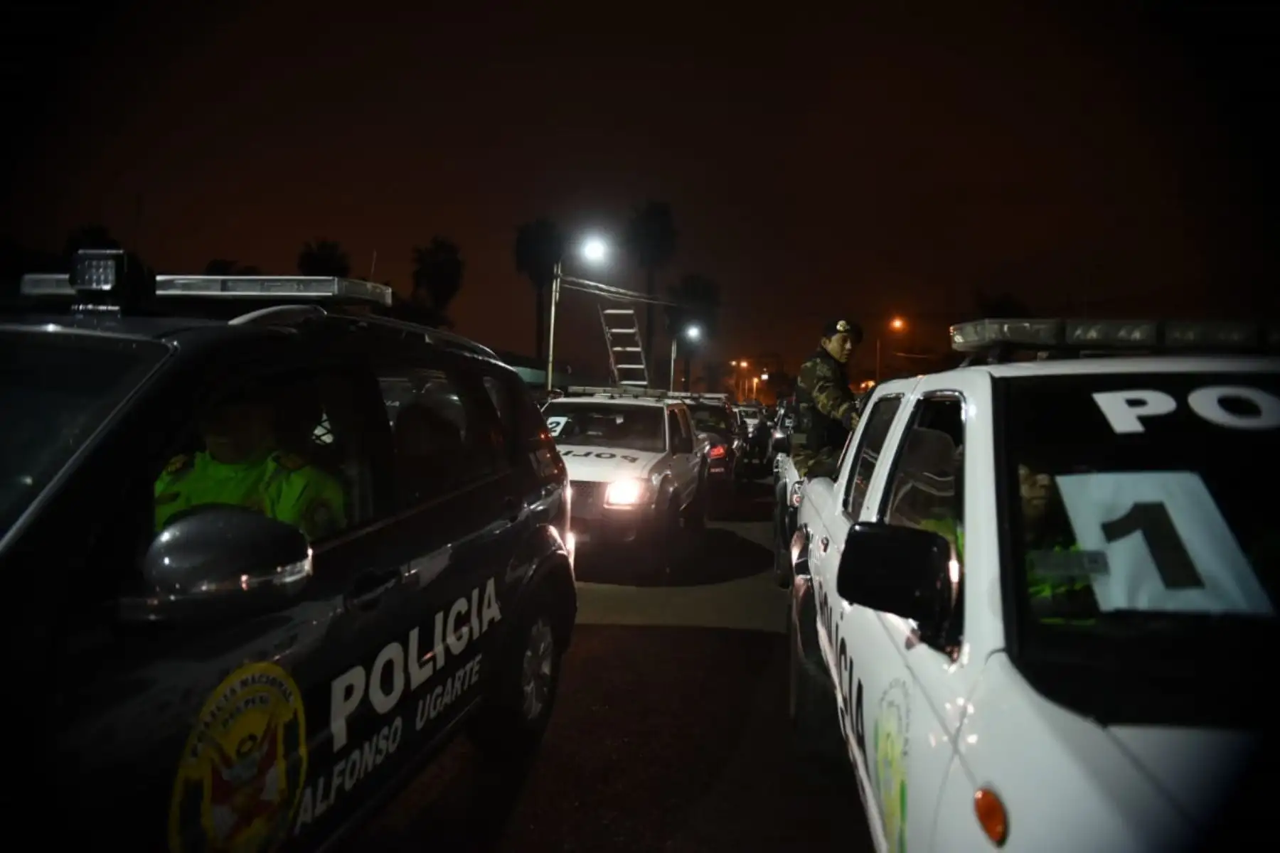 La Policía Nacional del Perú (PNP) y el Ministerio Público detuvieron esta madrugada a 23 integrantes de la organización criminal los Intocables Ediles, dedicados a los delitos de corrupción de funcionarios, colusión y cobro indebido, en el distrito de La Victoria. Foto: ANDINA/Mininter.