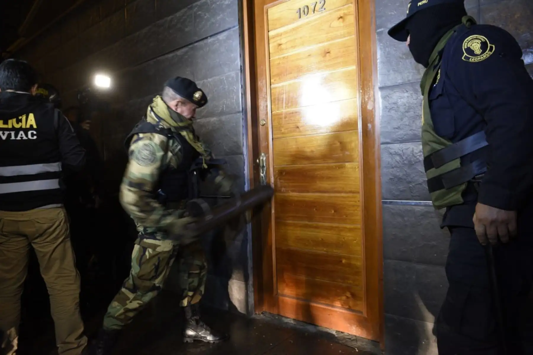La Policía Nacional del Perú (PNP) y el Ministerio Público detuvieron esta madrugada a 23 integrantes de la organización criminal los Intocables Ediles, dedicados a los delitos de corrupción de funcionarios, colusión y cobro indebido, en el distrito de La Victoria. Foto: ANDINA/Mininter.