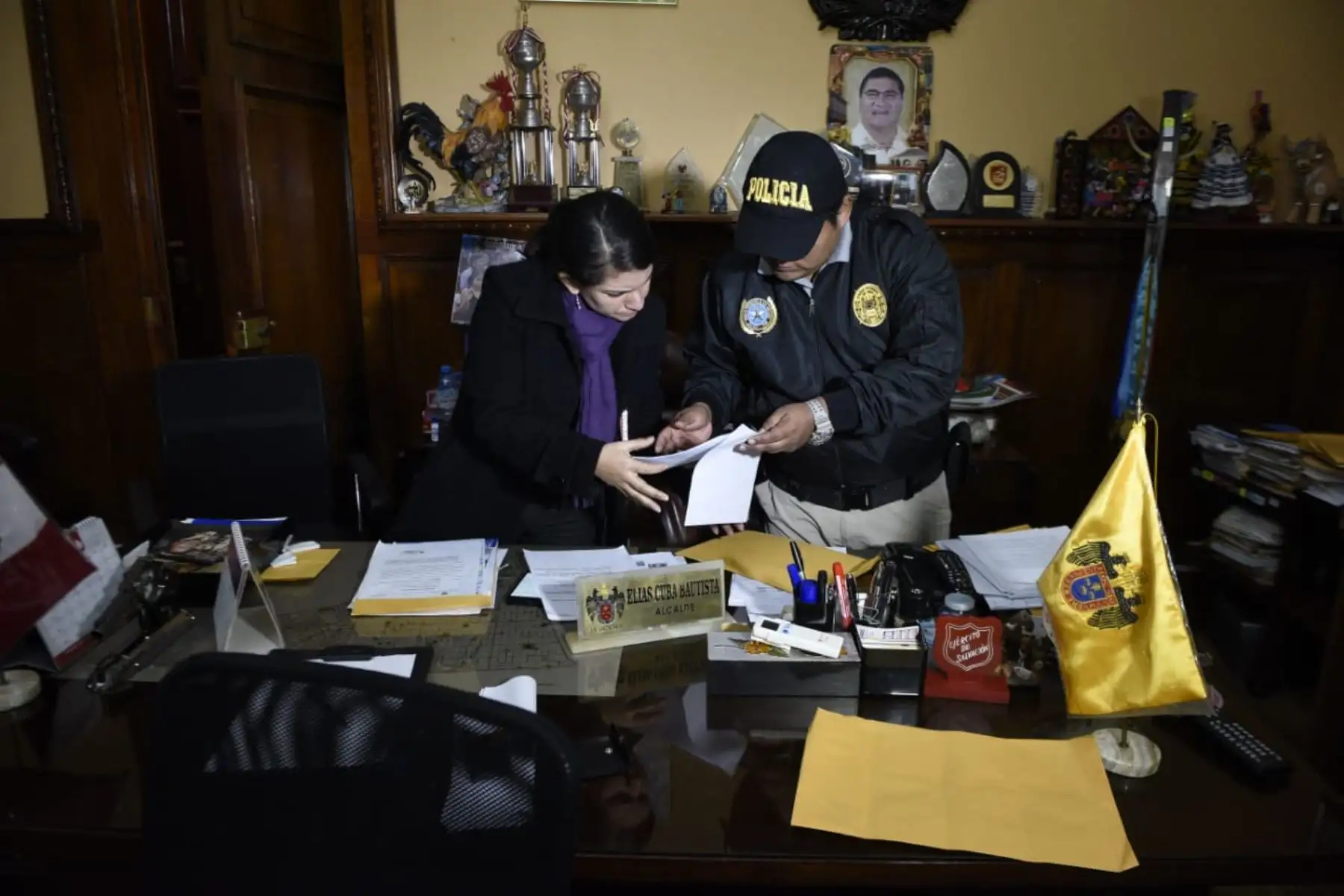 La Policía Nacional del Perú (PNP) y el Ministerio Público detuvieron esta madrugada a 23 integrantes de la organización criminal los Intocables Ediles, dedicados a los delitos de corrupción de funcionarios, colusión y cobro indebido, en el distrito de La Victoria. Foto: ANDINA/Mininter.