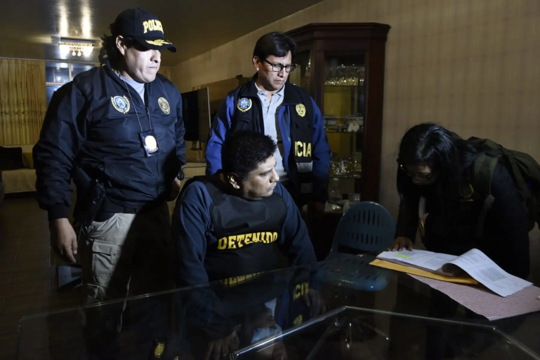 La Policía Nacional del Perú (PNP) y el Ministerio Público detuvieron esta madrugada a 23 integrantes de la organización criminal los Intocables Ediles, dedicados a los delitos de corrupción de funcionarios, colusión y cobro indebido, en el distrito de La Victoria. Foto: ANDINA/Mininter.