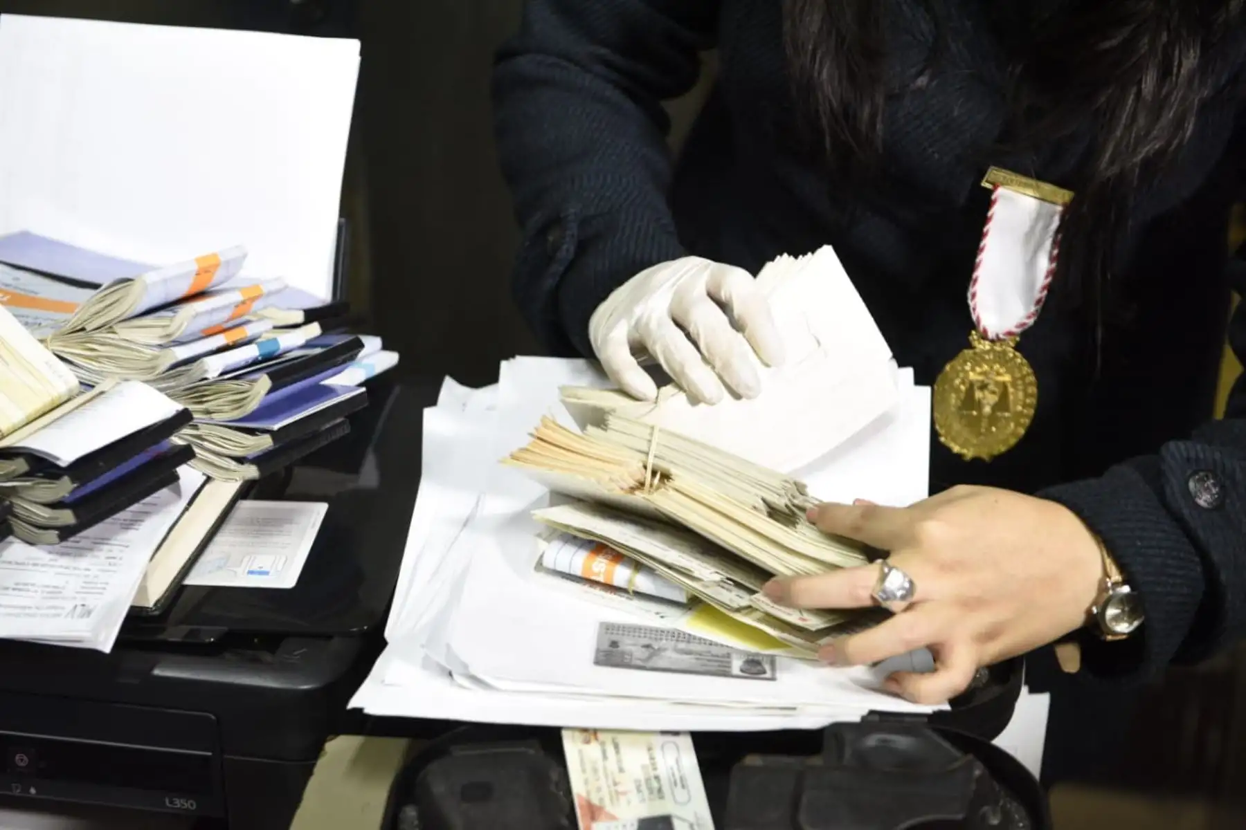 La Policía Nacional del Perú (PNP) y el Ministerio Público detuvieron esta madrugada a 23 integrantes de la organización criminal los Intocables Ediles, dedicados a los delitos de corrupción de funcionarios, colusión y cobro indebido, en el distrito de La Victoria. Foto: ANDINA/Mininter.