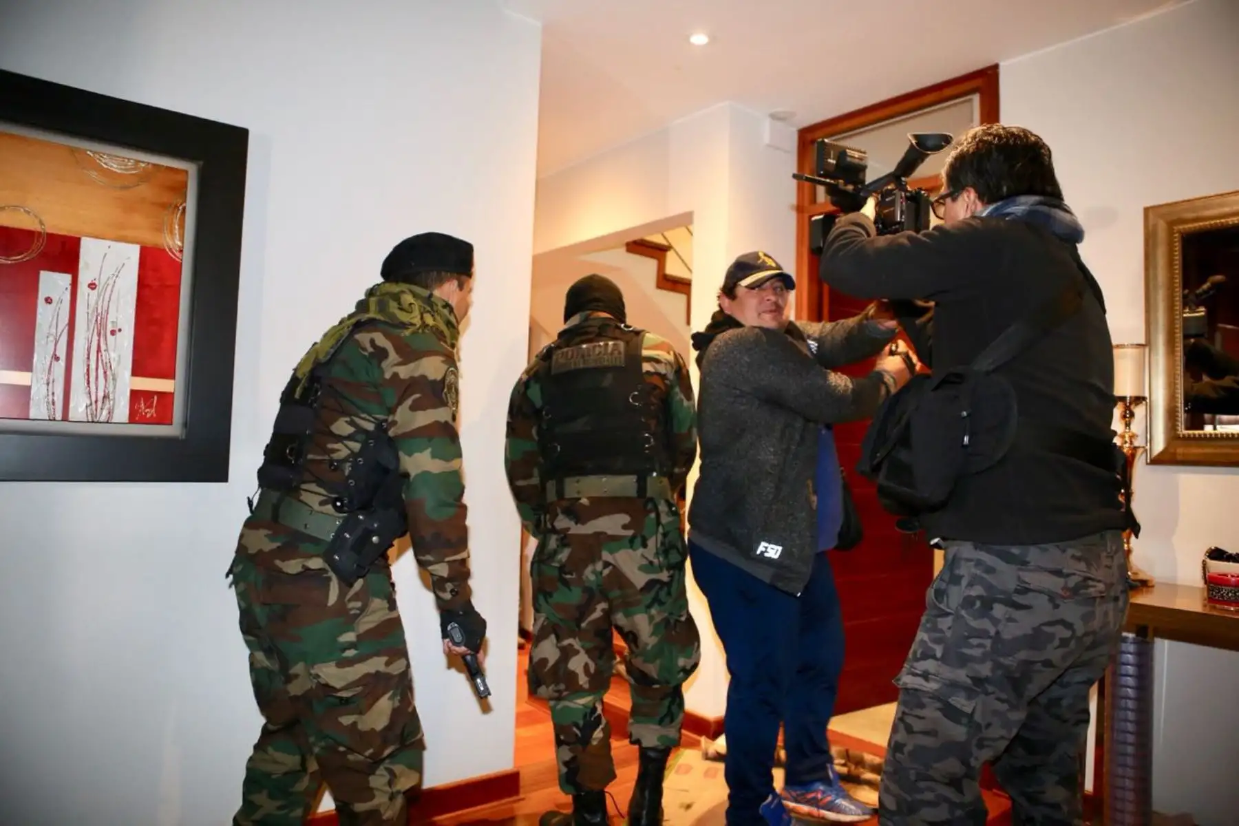 La Policía Nacional del Perú (PNP) y el Ministerio Público detuvieron esta madrugada a 23 integrantes de la organización criminal los Intocables Ediles, dedicados a los delitos de corrupción de funcionarios, colusión y cobro indebido, en el distrito de La Victoria. Foto: ANDINA/Mininter.