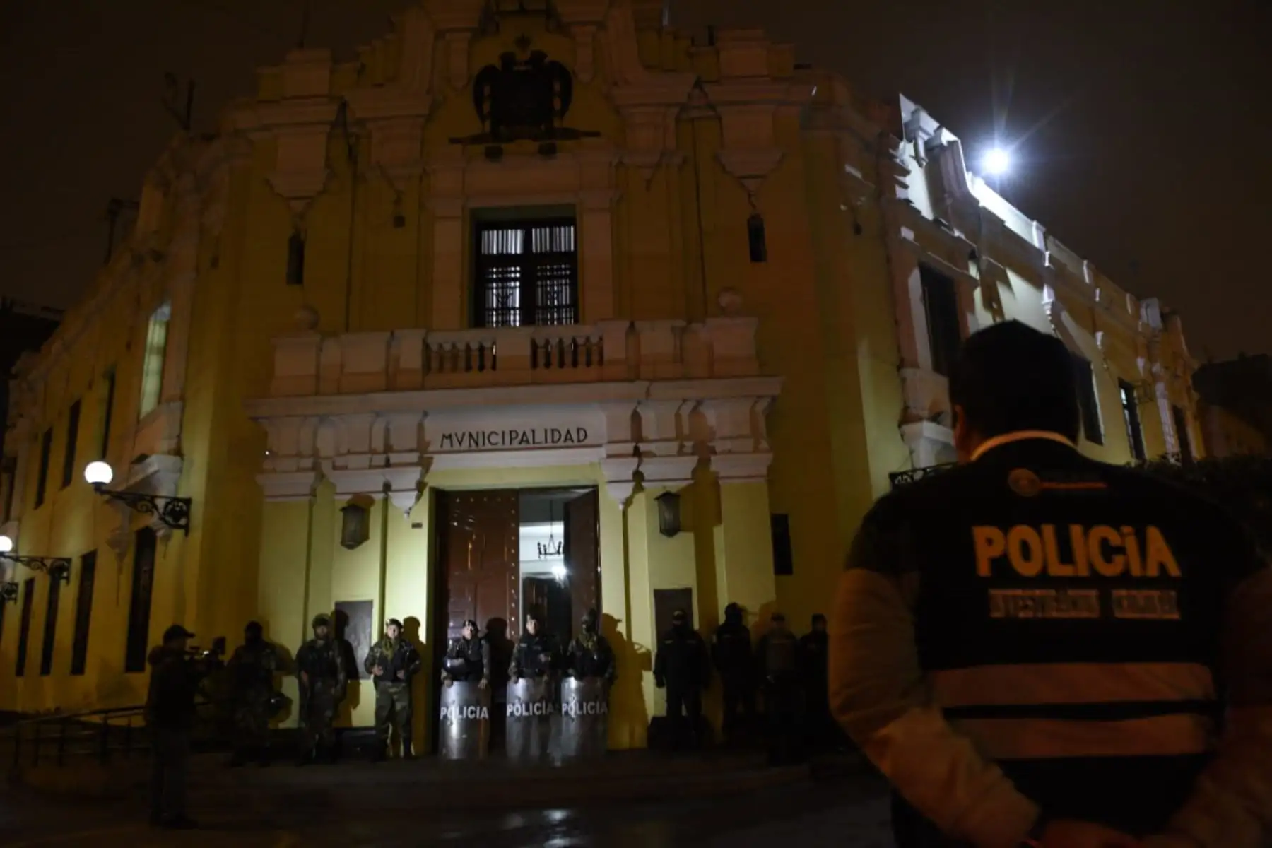 La Policía Nacional del Perú (PNP) y el Ministerio Público detuvieron esta madrugada a 23 integrantes de la organización criminal los Intocables Ediles, dedicados a los delitos de corrupción de funcionarios, colusión y cobro indebido, en el distrito de La Victoria. Foto: ANDINA/Mininter.