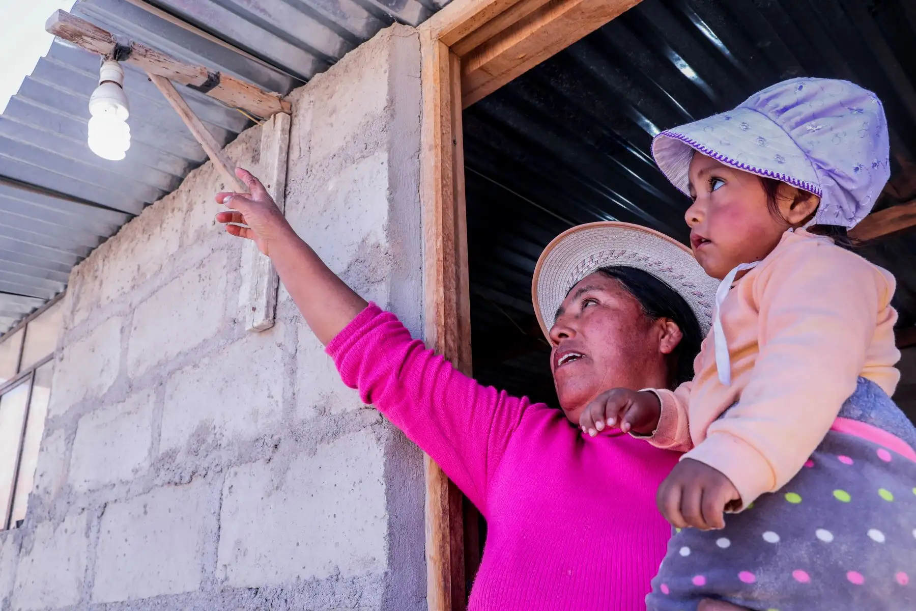 La asociación vivienda taller Villurcuni, en Tacna, agrupa a 400 familias de escasos recursos que acaban de ver su sueño hecho realidad con la llegada de energía eléctrica de manera permanente, lo que les permitirá autogestionar sus propios ingresos. Foto: ANDINA/Minem