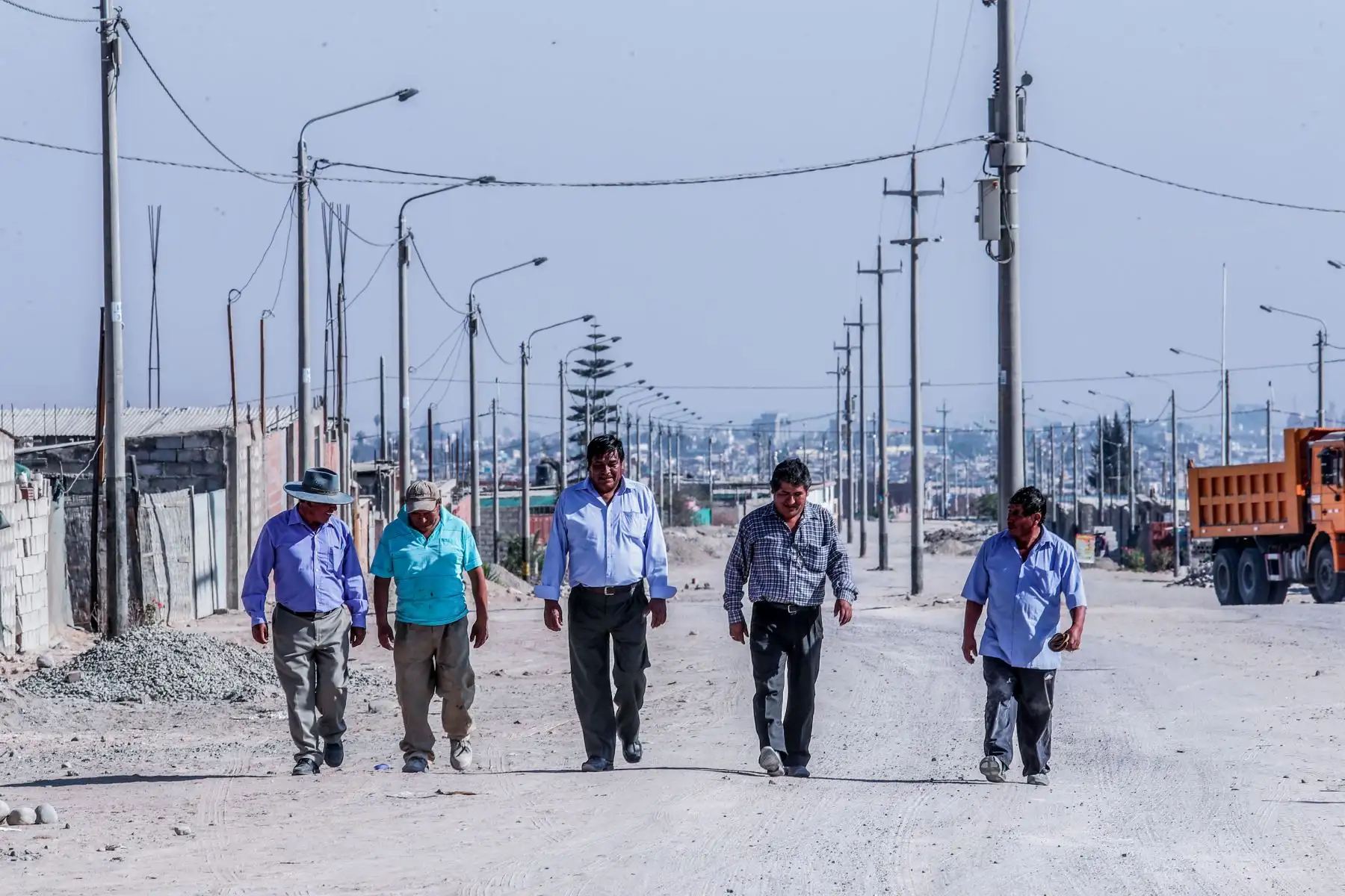 La asociación vivienda taller Villurcuni, en Tacna, agrupa a 400 familias de escasos recursos que acaban de ver su sueño hecho realidad con la llegada de energía eléctrica de manera permanente, lo que les permitirá autogestionar sus propios ingresos. Foto: ANDINA/Minem