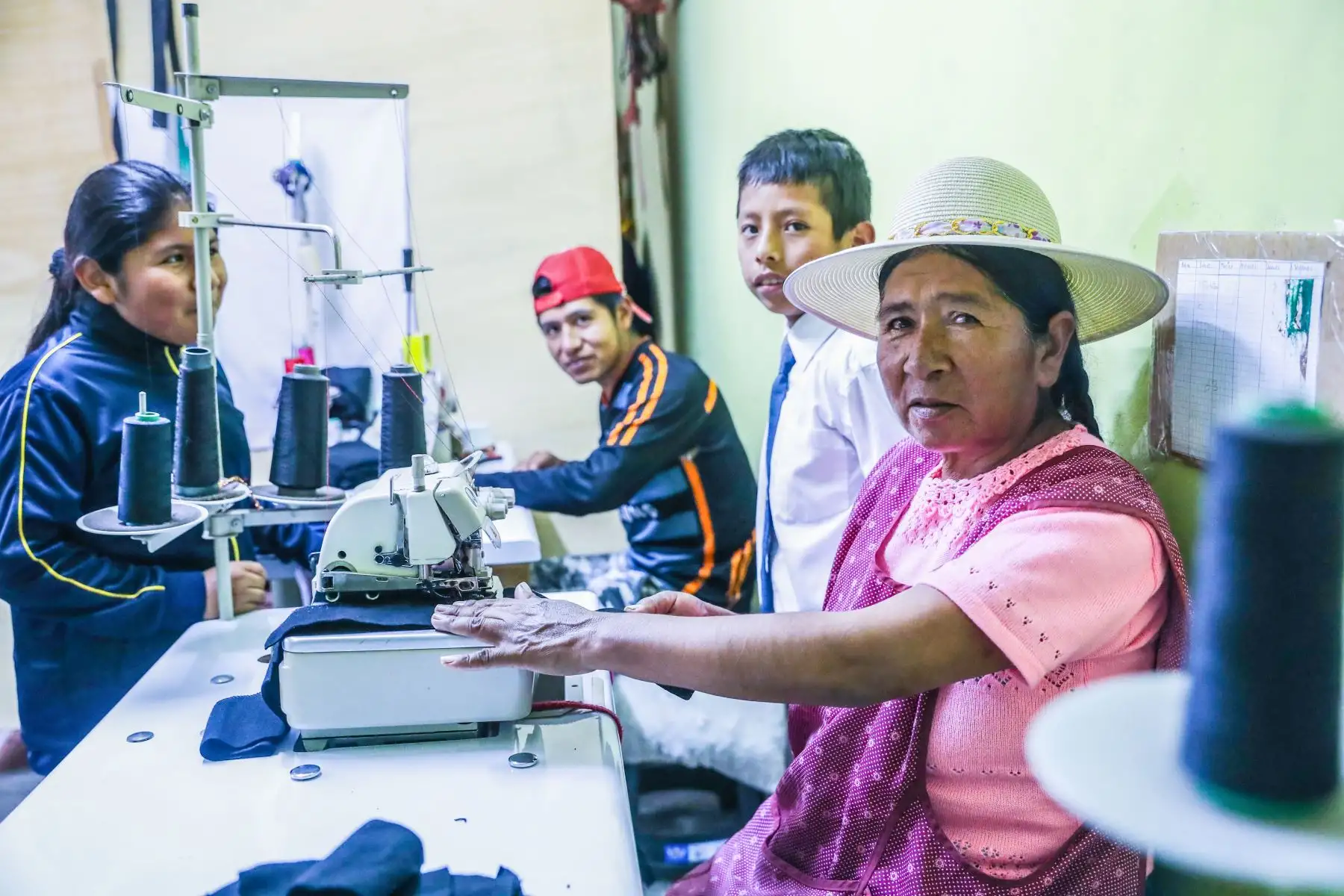 La asociación vivienda taller Villurcuni, en Tacna, agrupa a 400 familias de escasos recursos que acaban de ver su sueño hecho realidad con la llegada de energía eléctrica de manera permanente, lo que les permitirá autogestionar sus propios ingresos. Foto: ANDINA/Minem