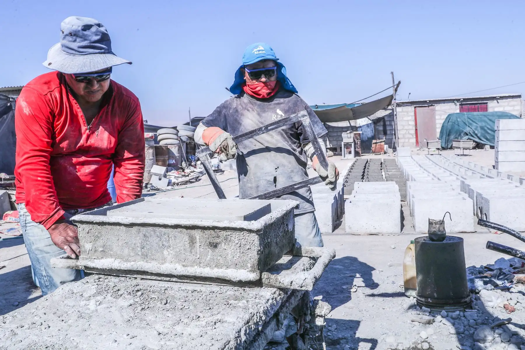 La asociación vivienda taller Villurcuni, en Tacna, agrupa a 400 familias de escasos recursos que acaban de ver su sueño hecho realidad con la llegada de energía eléctrica de manera permanente, lo que les permitirá autogestionar sus propios ingresos. Foto: ANDINA/Minem