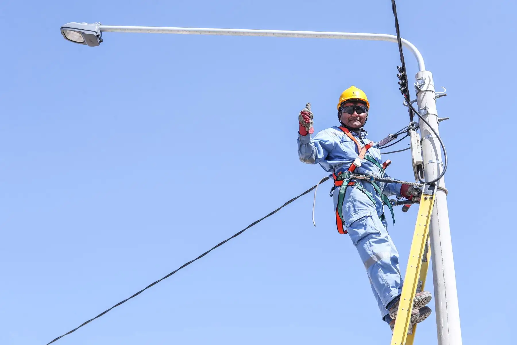 La asociación vivienda taller Villurcuni, en Tacna, agrupa a 400 familias de escasos recursos que acaban de ver su sueño hecho realidad con la llegada de energía eléctrica de manera permanente, lo que les permitirá autogestionar sus propios ingresos. Foto: ANDINA/Minem