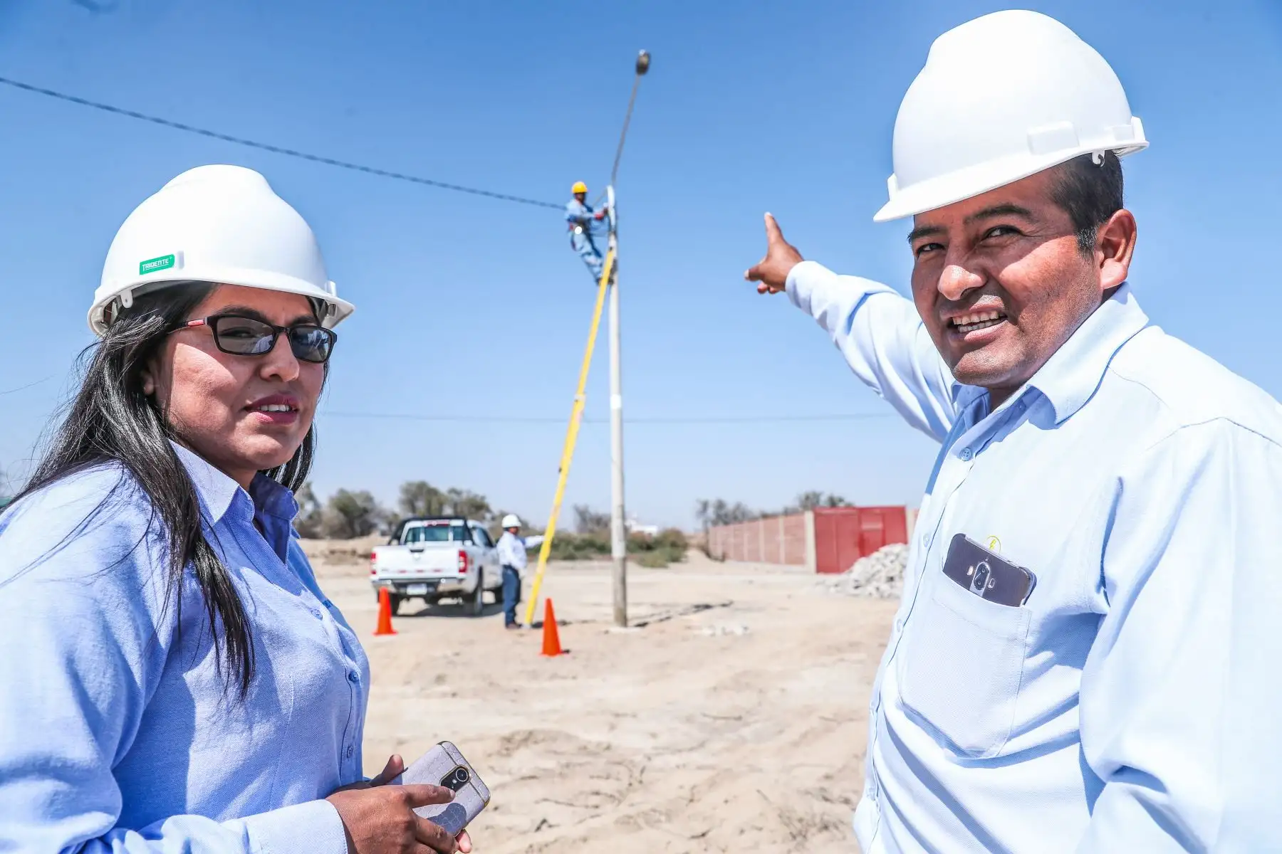 La asociación vivienda taller Villurcuni, en Tacna, agrupa a 400 familias de escasos recursos que acaban de ver su sueño hecho realidad con la llegada de energía eléctrica de manera permanente, lo que les permitirá autogestionar sus propios ingresos. Foto: ANDINA/Minem