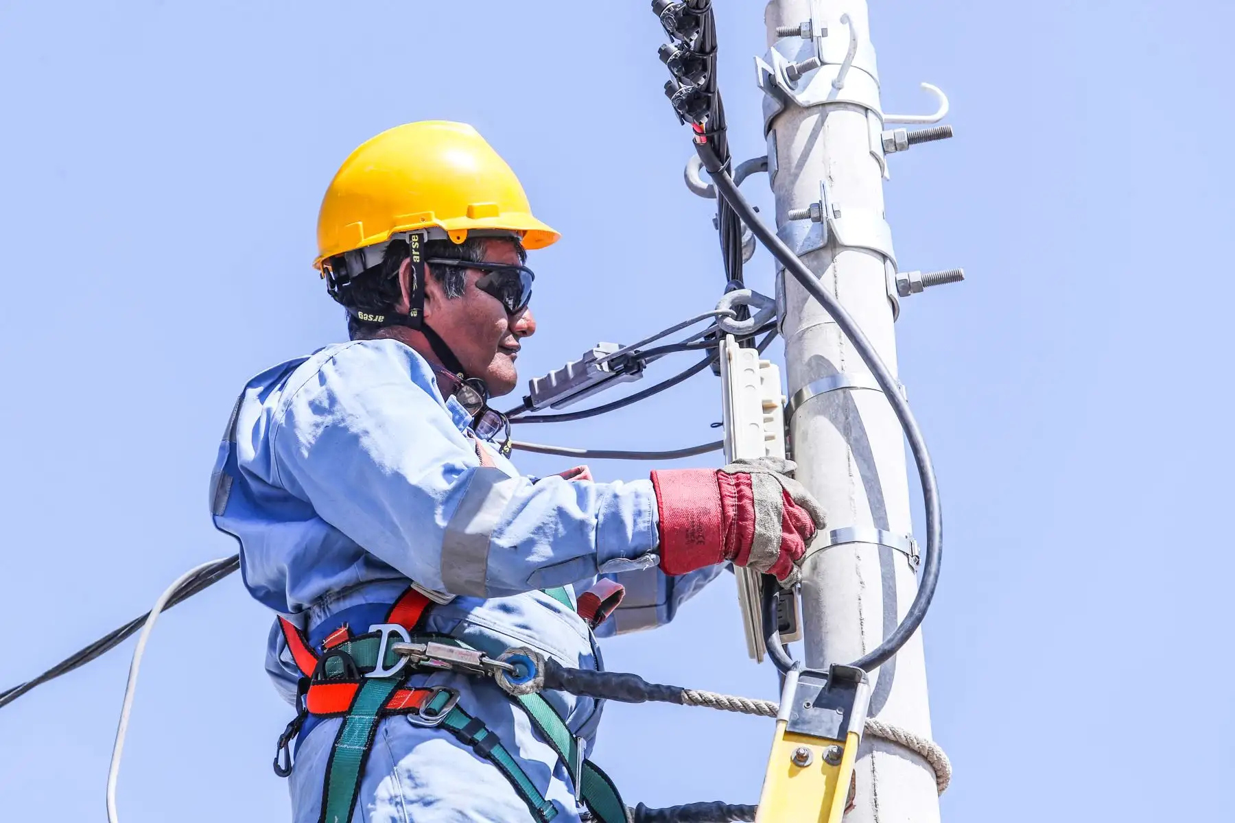 La asociación vivienda taller Villurcuni, en Tacna, agrupa a 400 familias de escasos recursos que acaban de ver su sueño hecho realidad con la llegada de energía eléctrica de manera permanente, lo que les permitirá autogestionar sus propios ingresos. Foto: ANDINA/Minem
