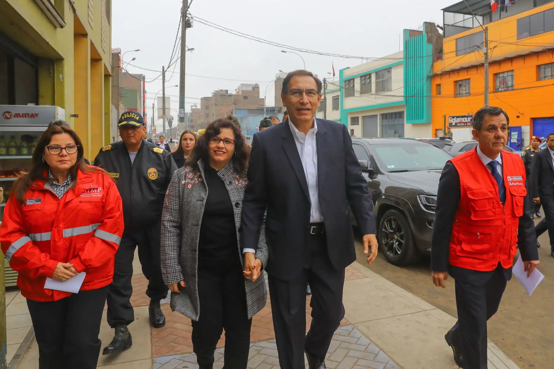 El presidente  Martín Vizcarra, acompañado por los ministros Mauro Medina y Ana María Mendieta, inaugura el Centro de Emergencia Mujer de la comisaría de Apolo, en el distrito de La Victoria. Foto: ANDINA/Prensa Presidencia.