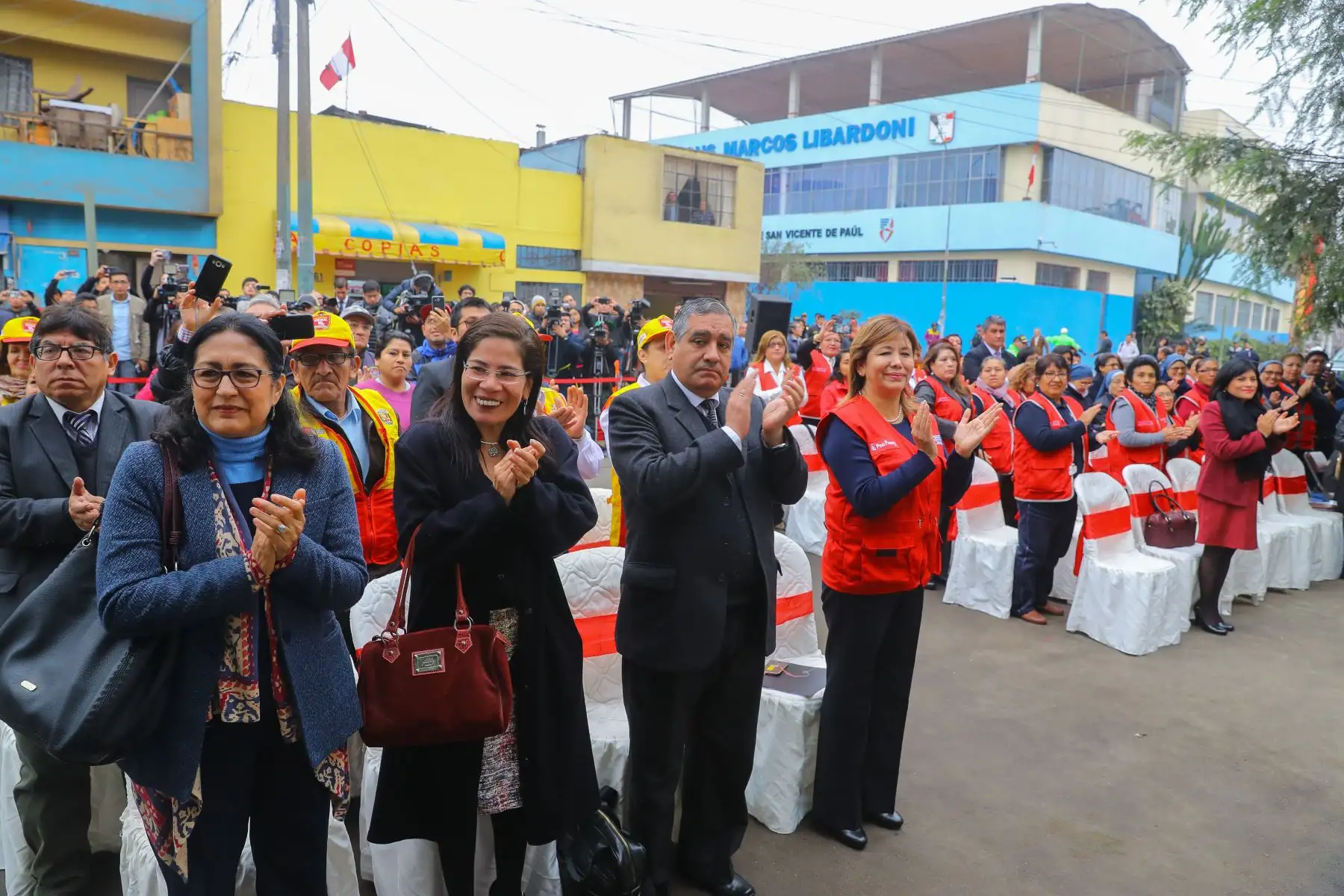 El presidente  Martín Vizcarra, acompañado por los ministros Mauro Medina y Ana María Mendieta, inaugura el Centro de Emergencia Mujer de la comisaría de Apolo, en el distrito de La Victoria. Foto: ANDINA/Prensa Presidencia.