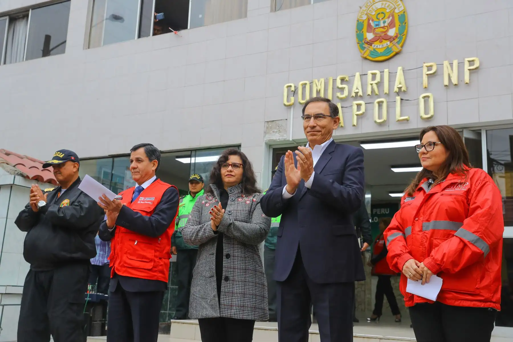 El presidente  Martín Vizcarra, acompañado por los ministros Mauro Medina y Ana María Mendieta, inaugura el Centro de Emergencia Mujer de la comisaría de Apolo, en el distrito de La Victoria. Foto: ANDINA/Prensa Presidencia.