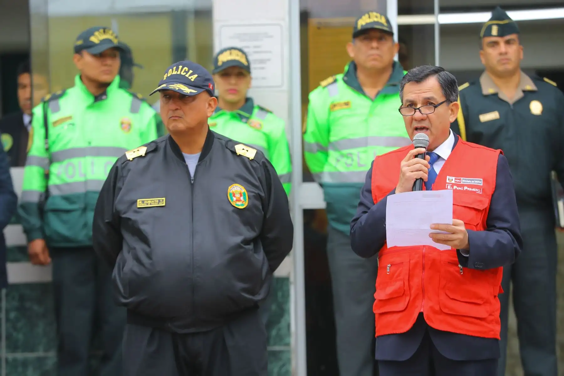 El presidente  Martín Vizcarra, acompañado por los ministros Mauro Medina y Ana María Mendieta, inaugura el Centro de Emergencia Mujer de la comisaría de Apolo, en el distrito de La Victoria. Foto: ANDINA/Prensa Presidencia.