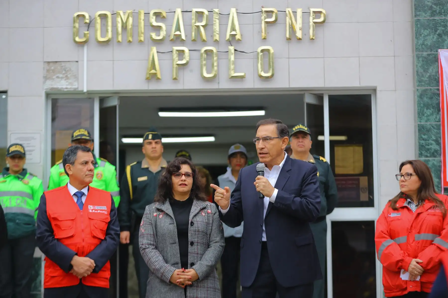 El presidente  Martín Vizcarra, acompañado por los ministros Mauro Medina y Ana María Mendieta, inaugura el Centro de Emergencia Mujer de la comisaría de Apolo, en el distrito de La Victoria. Foto: ANDINA/Prensa Presidencia.
