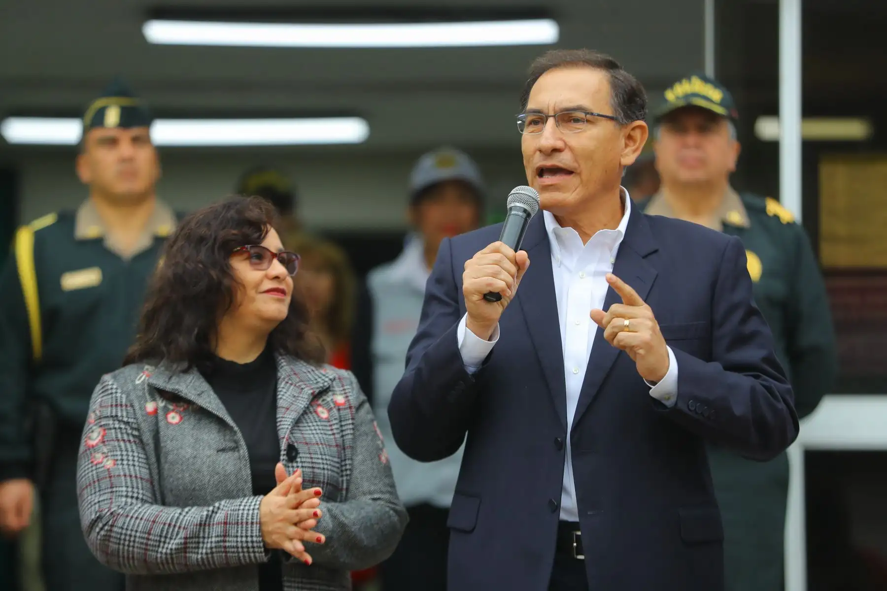 El presidente  Martín Vizcarra, acompañado por los ministros Mauro Medina y Ana María Mendieta, inaugura el Centro de Emergencia Mujer de la comisaría de Apolo, en el distrito de La Victoria. Foto: ANDINA/Prensa Presidencia.