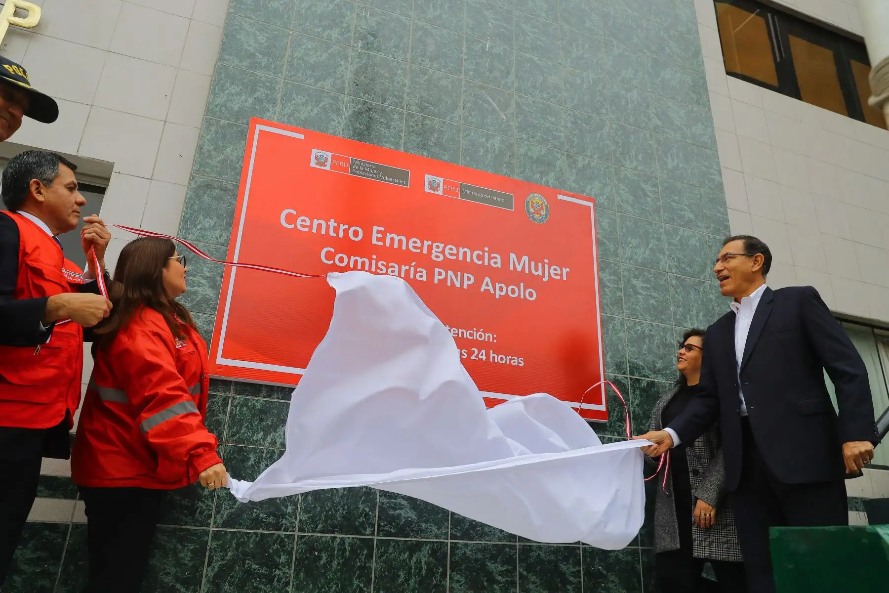 El presidente  Martín Vizcarra, acompañado por los ministros Mauro Medina y Ana María Mendieta, inaugura el Centro de Emergencia Mujer de la comisaría de Apolo, en el distrito de La Victoria. Foto: ANDINA/Prensa Presidencia.