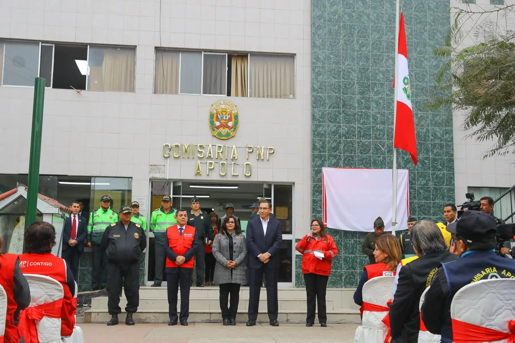 El presidente  Martín Vizcarra, acompañado por los ministros Mauro Medina y Ana María Mendieta, inaugura el Centro de Emergencia Mujer de la comisaría de Apolo, en el distrito de La Victoria. Foto: ANDINA/Prensa Presidencia.