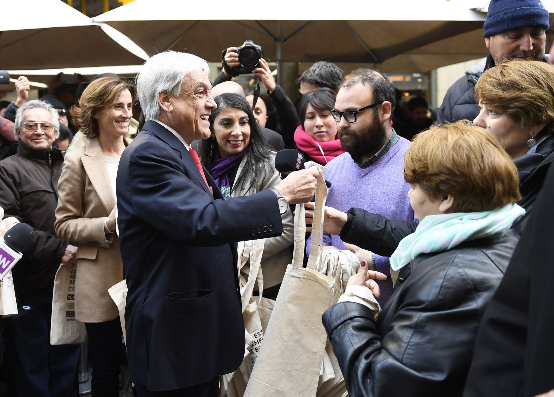El presidente de Chile, Sebastián Piñera, entrega bolsas de tela en el centro de Santiago  Foto: AFP