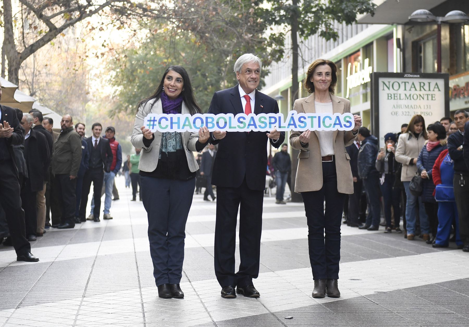 Piñera, la ministra de Medio Ambiente de Chile, Marcela Cubillos, y la intendenta de la región Metropolitana, Karla Rubilar, presentan ley que prohíbe las bolsas plásticas Foto: EFE