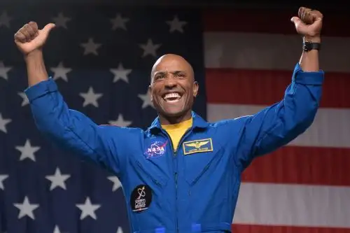 Astronauta Victor Glover posa para los fotógrafos  en el Johnson Space Center de Houston, Texas, Estados Unidos Foto: EFE