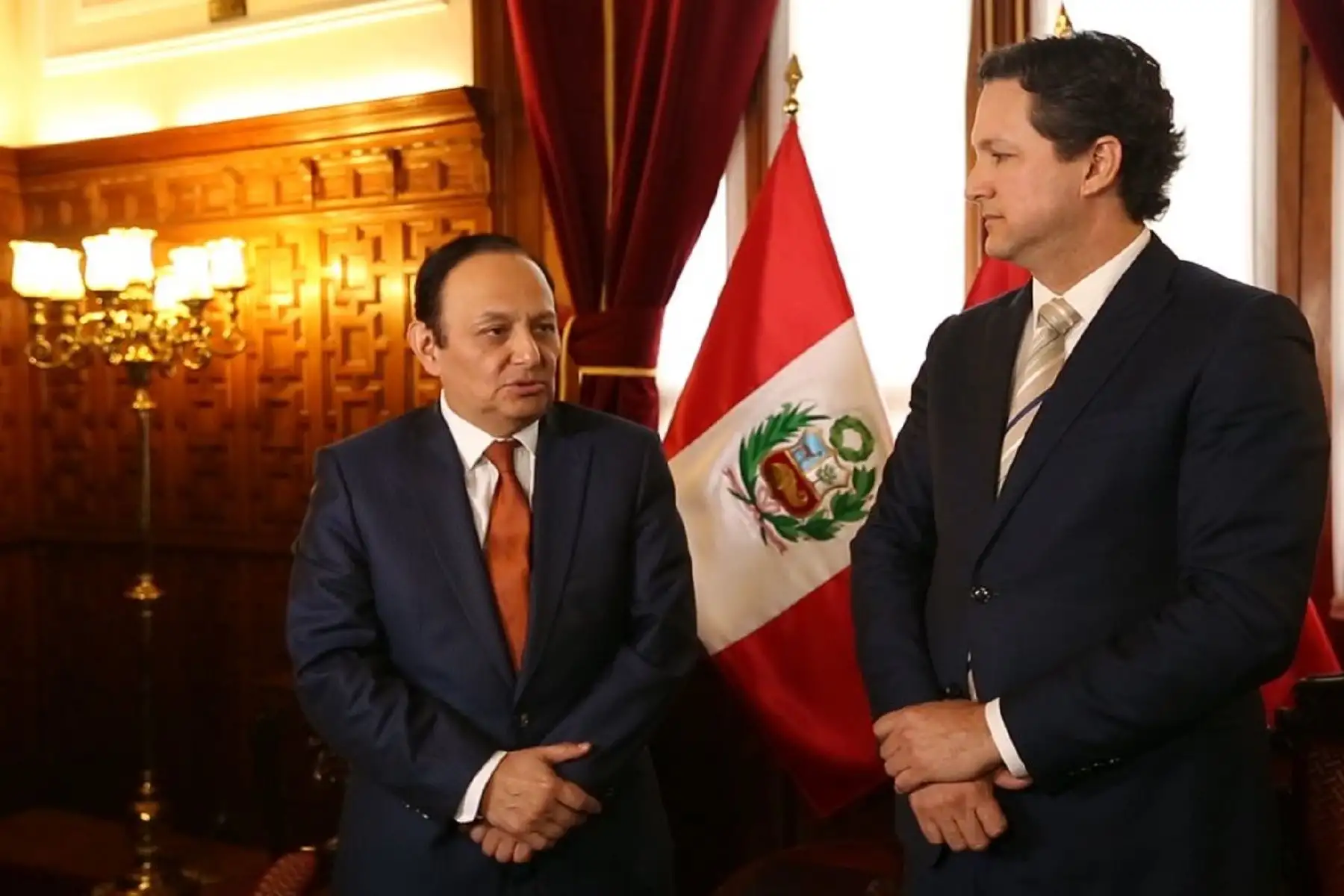 Defensor del Pueblo, Walter Gutiérrez, durante visita al presidente del Congreso, Daniel Salaverry. Foto: Defensoría del Pueblo.